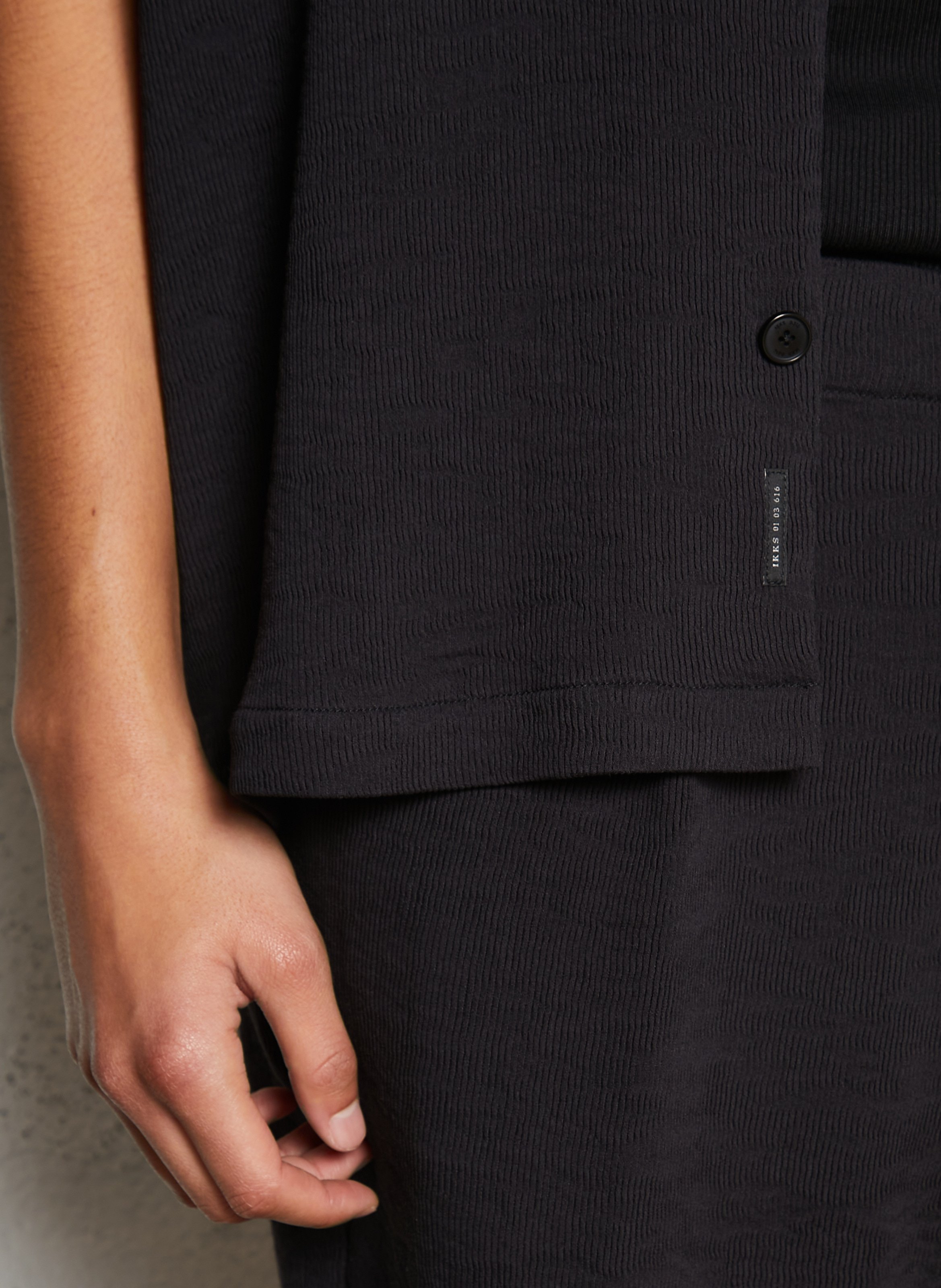 Gerade geschnittenes Kurzarm-Shirt aus plissiertem Strick IKKS Schwarz