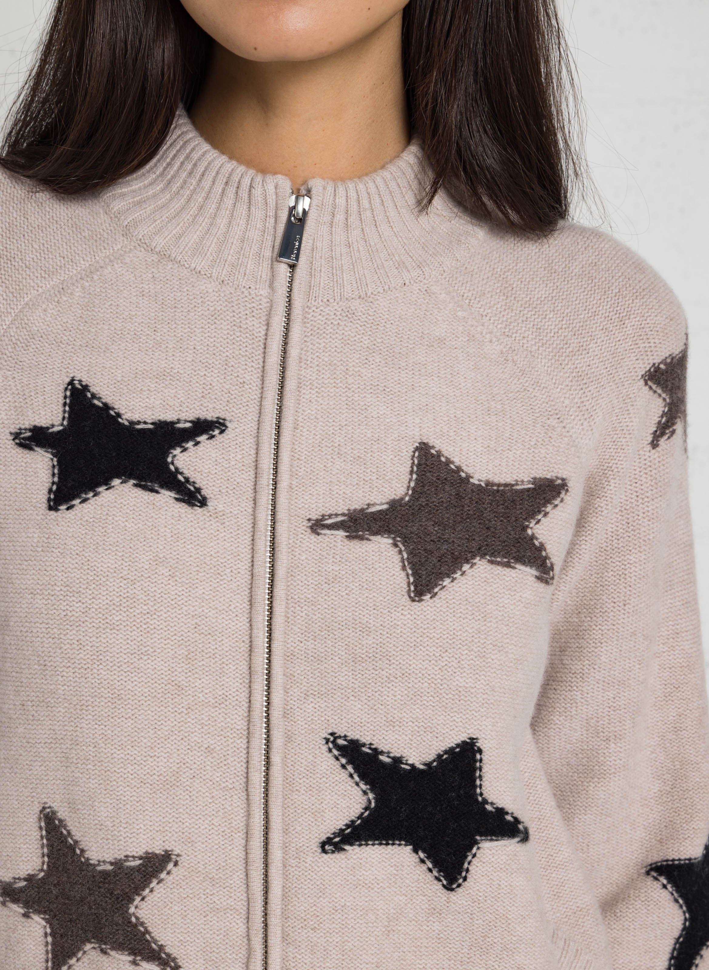 Gerade geschnittene Strickjacke mit Stehkragen und Sternenmuster aus Wolle BERENICE Beige