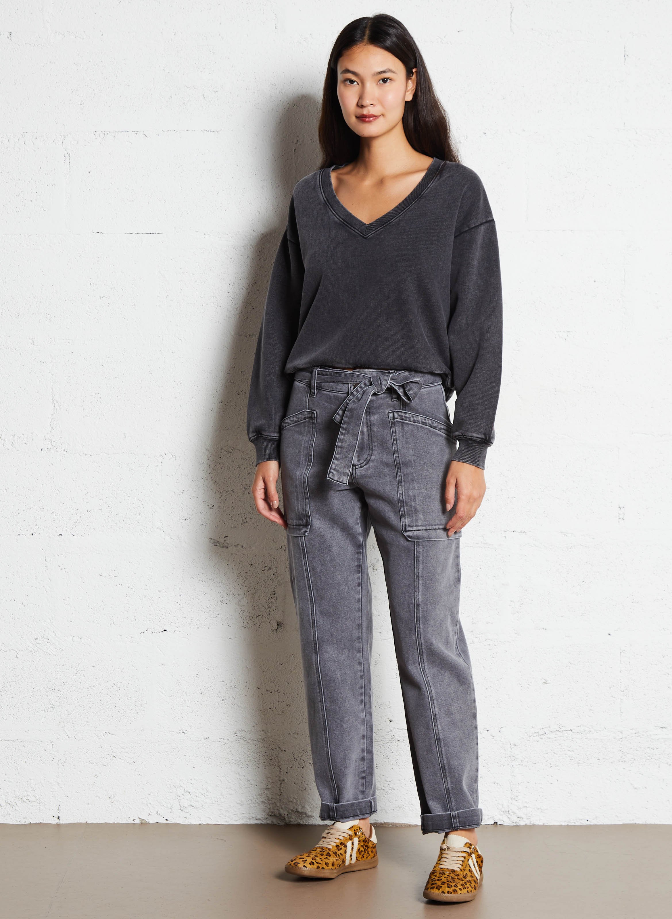 - Straight-leg jeans
- 5 pockets
- Straight cut
- Faded effect IKKS Grey