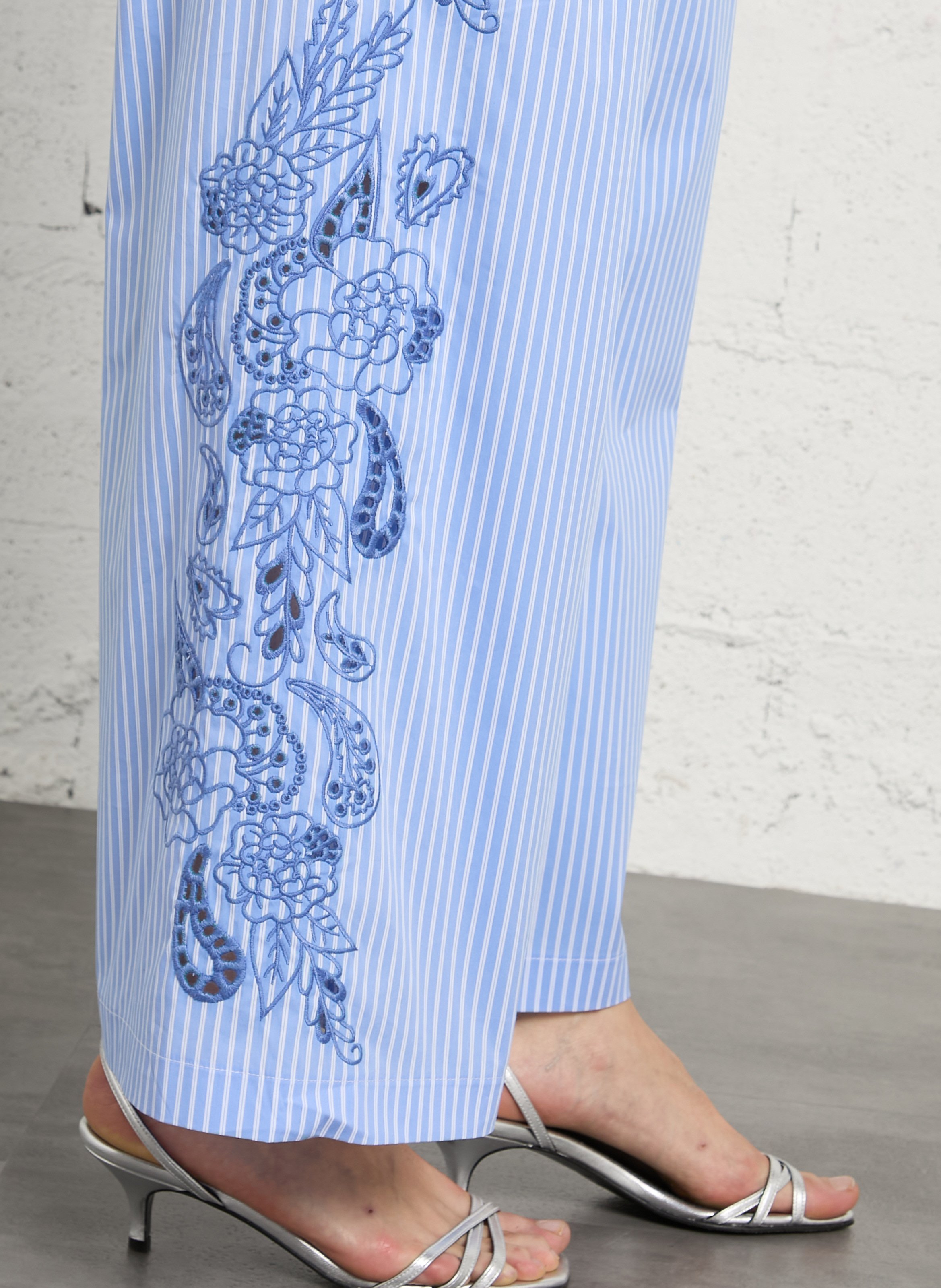 Hoge taille gestreepte broek met borduursels. BERENICE Blauw