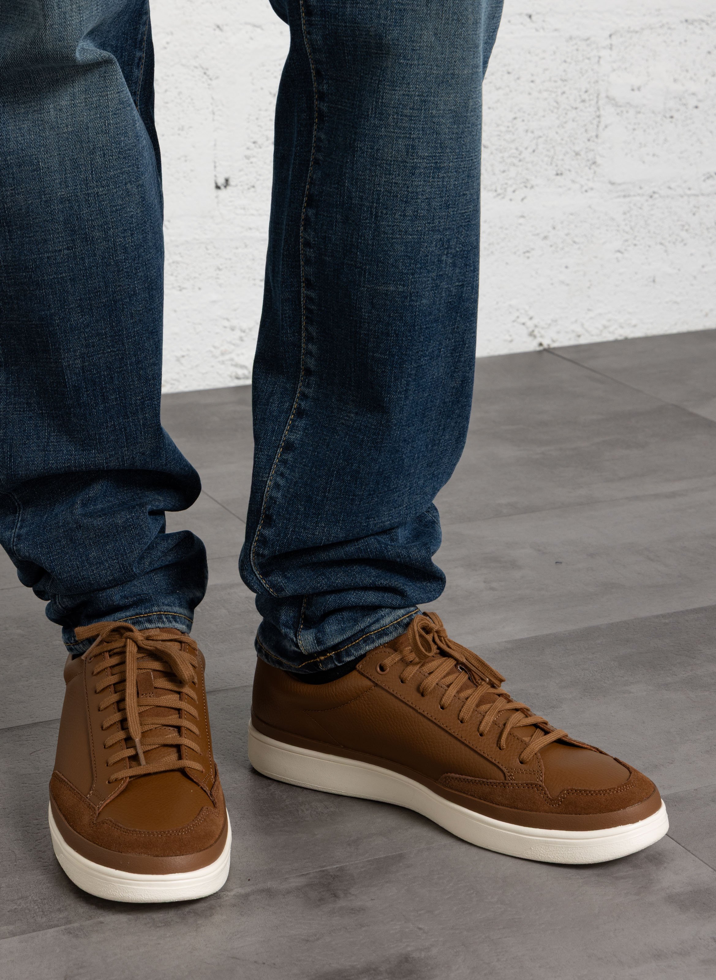 Baskets basses en cuir UGG Marron