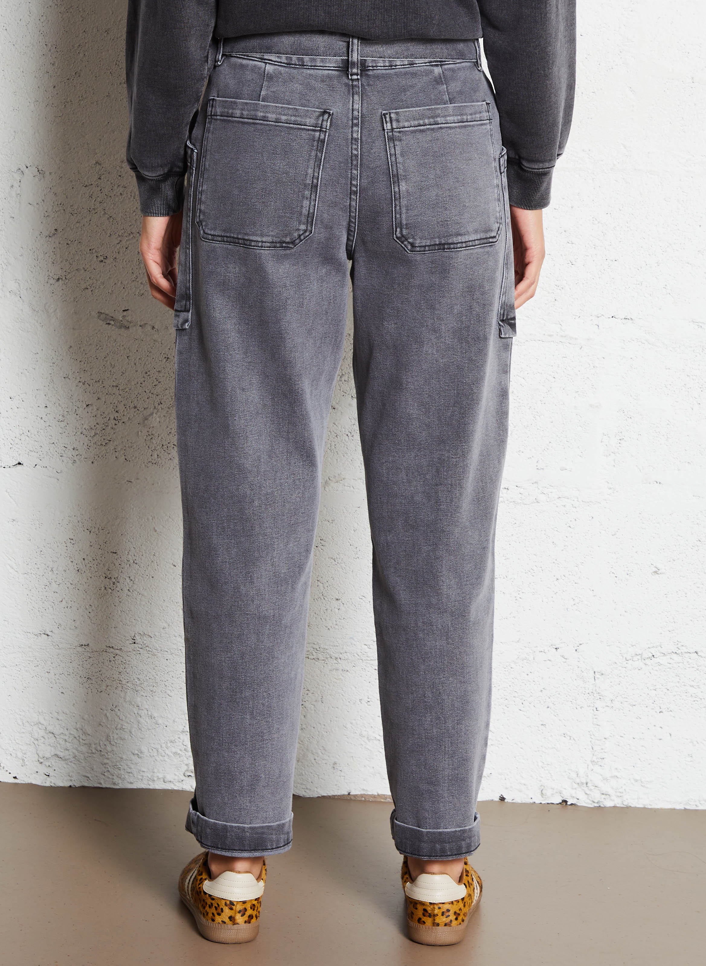 - Straight-leg jeans
- 5 pockets
- Straight cut
- Faded effect IKKS Grey