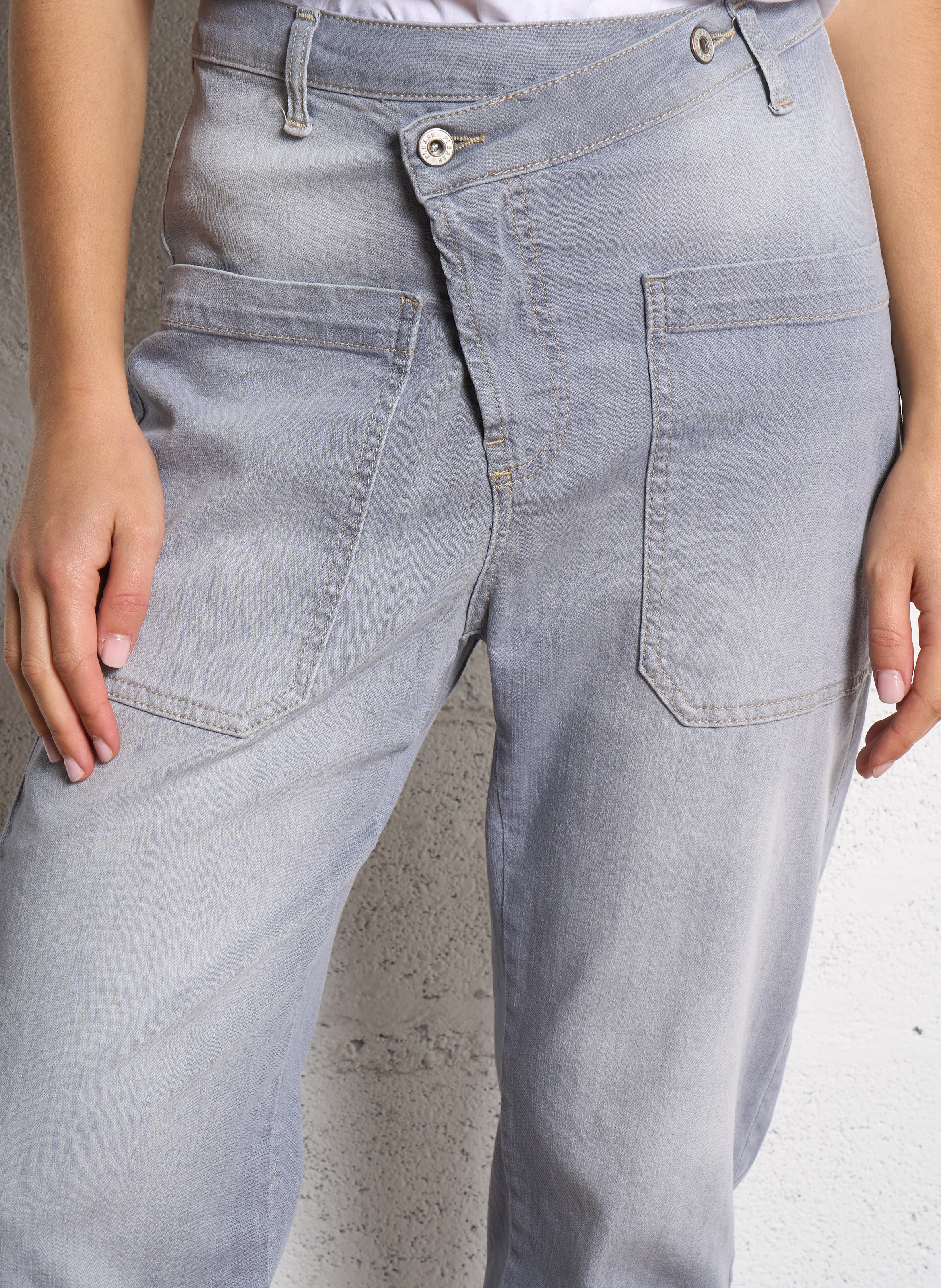 Jean ballon à boutonnière asymétrique PLEASE Gris