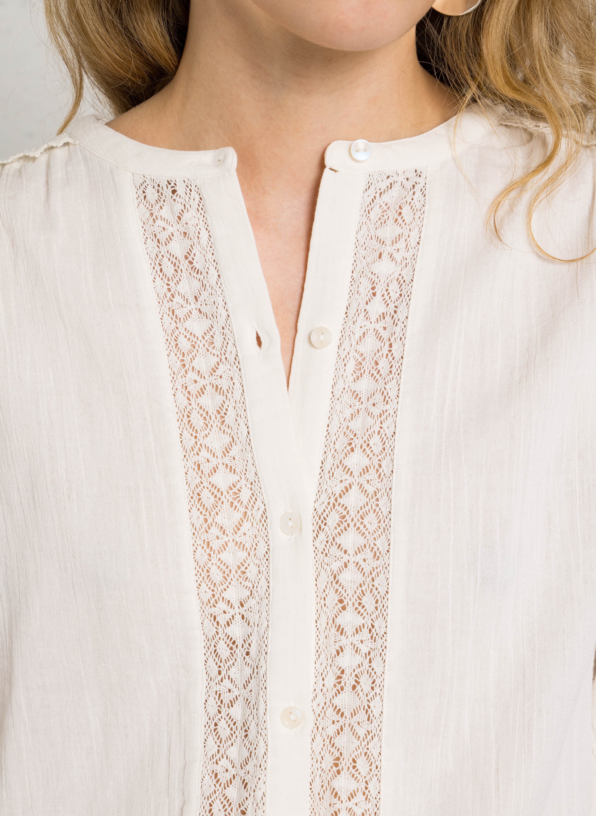 Blouse met ronde hals, kant en borduursels LOUISE MISHA Wit