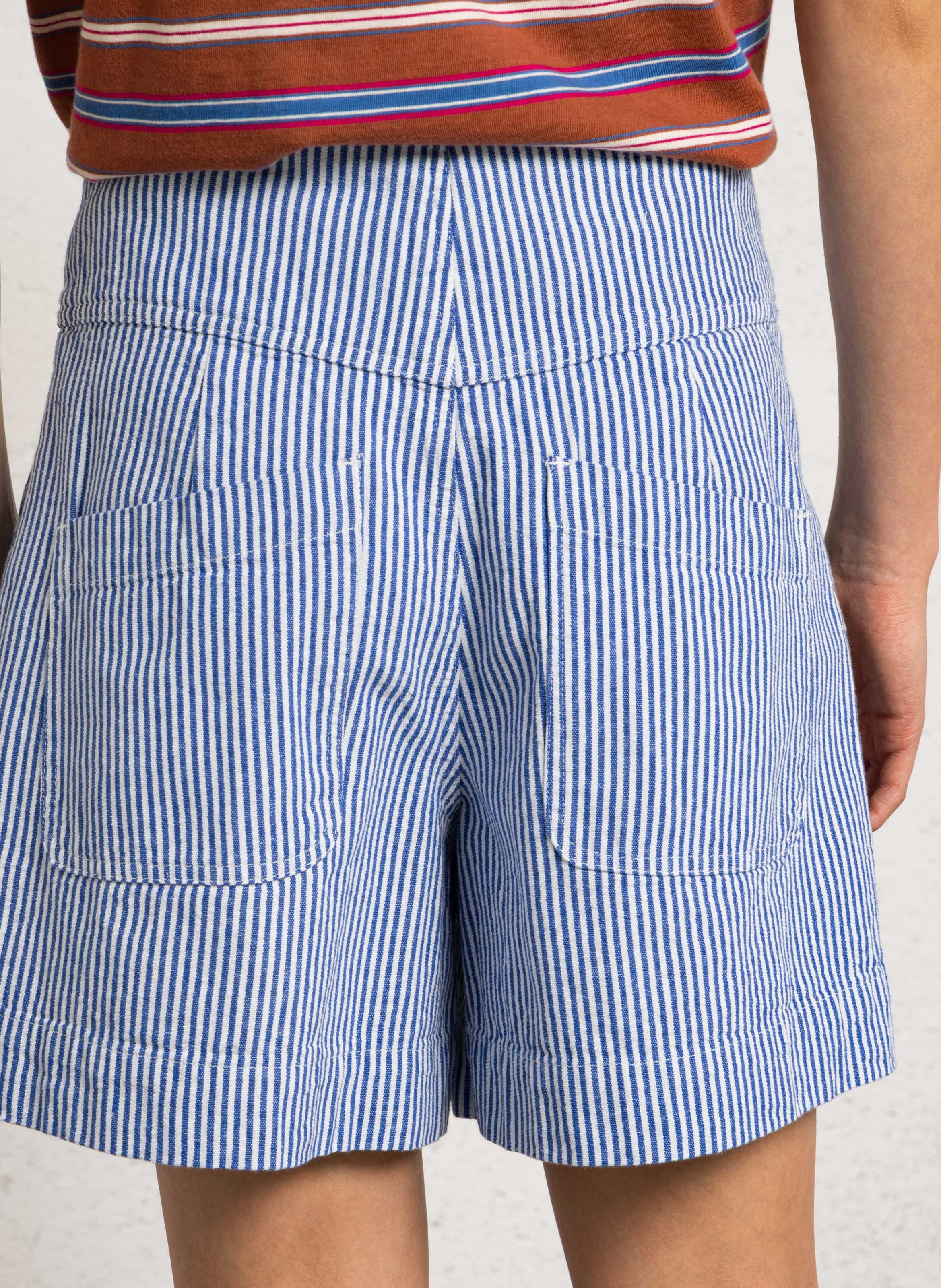 Kurze High-Waist-Hose aus Bio-Baumwolle. LEON & HARPER Blau