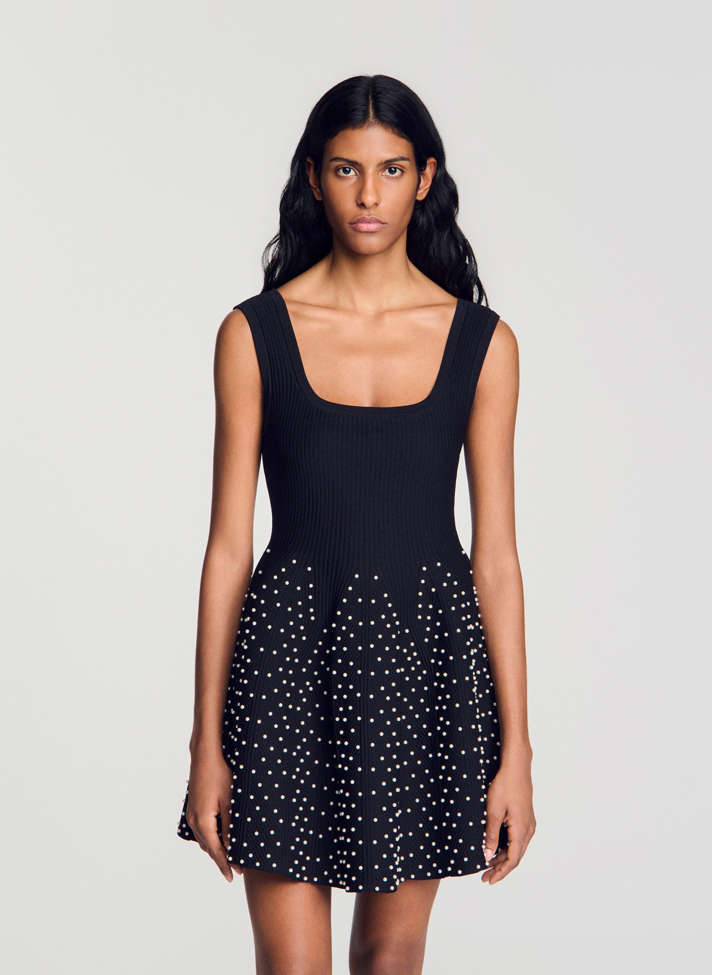 Robe courte cintrée avec perles SANDRO Noir