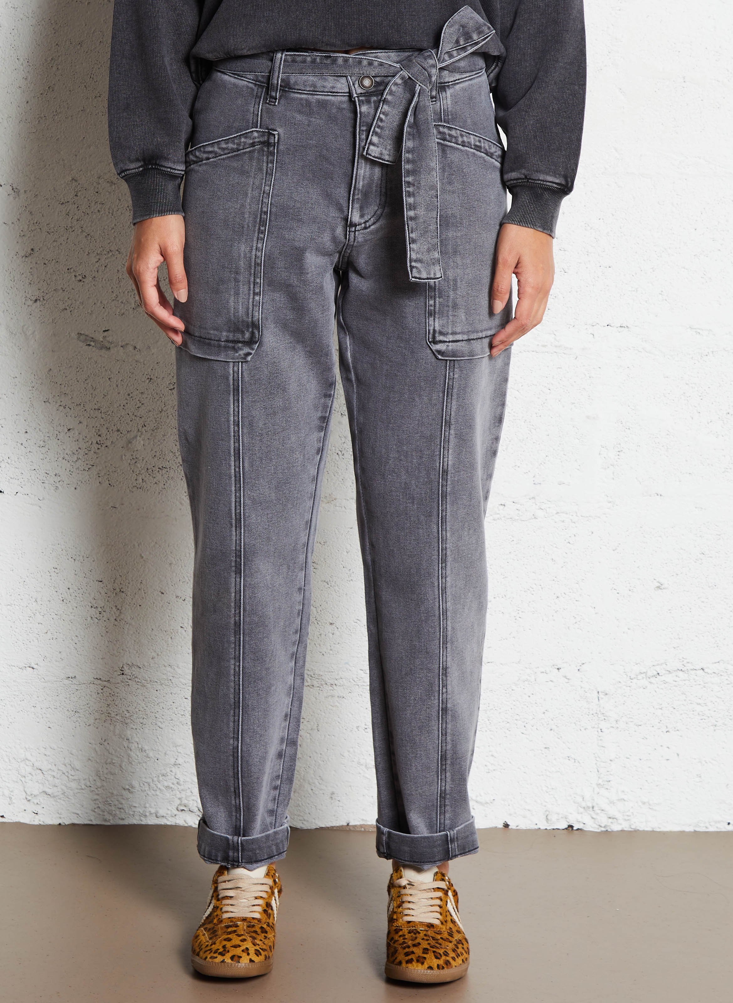 - Straight-leg jeans
- 5 pockets
- Straight cut
- Faded effect IKKS Grey