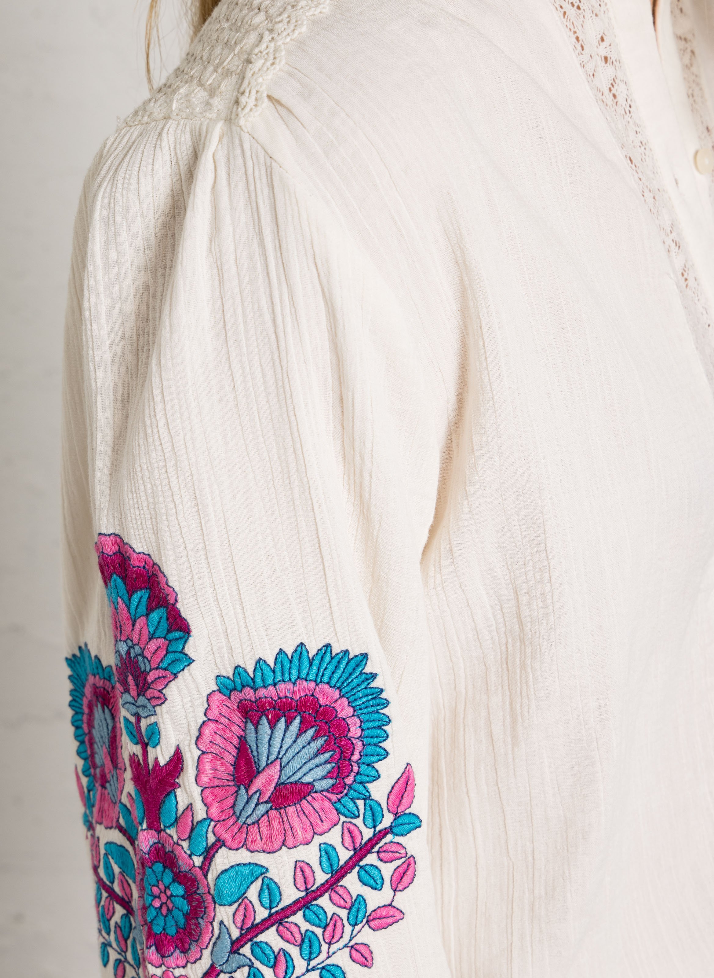 Blouse met ronde hals, kant en borduursels LOUISE MISHA Wit