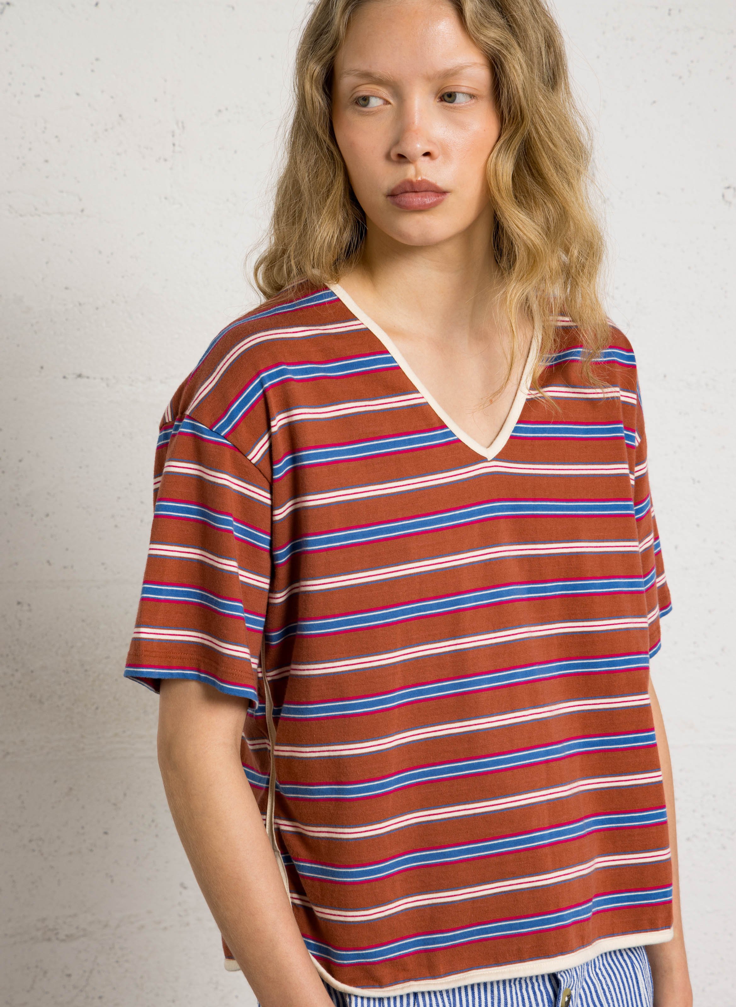 Tee-shirt col V en coton bio LEON & HARPER