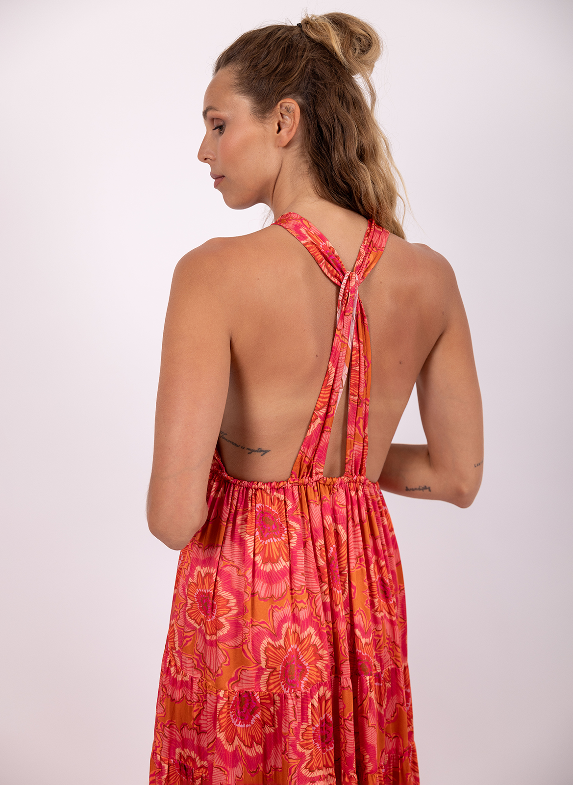 Robe longue fluide croisée à motifs SUNDRESS Rose