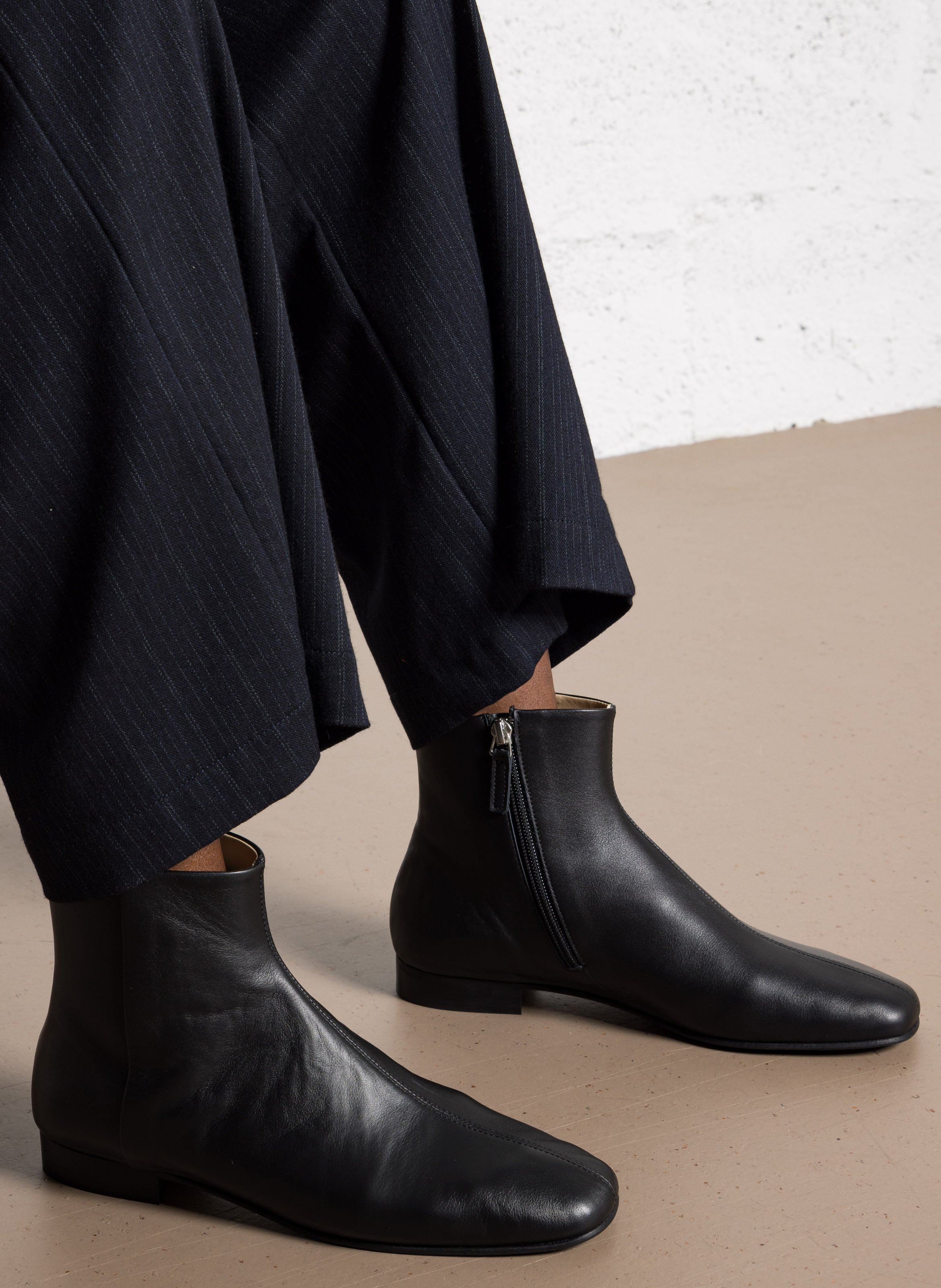 Effen leren enkellaarzen met textuur REPETTO Zwart