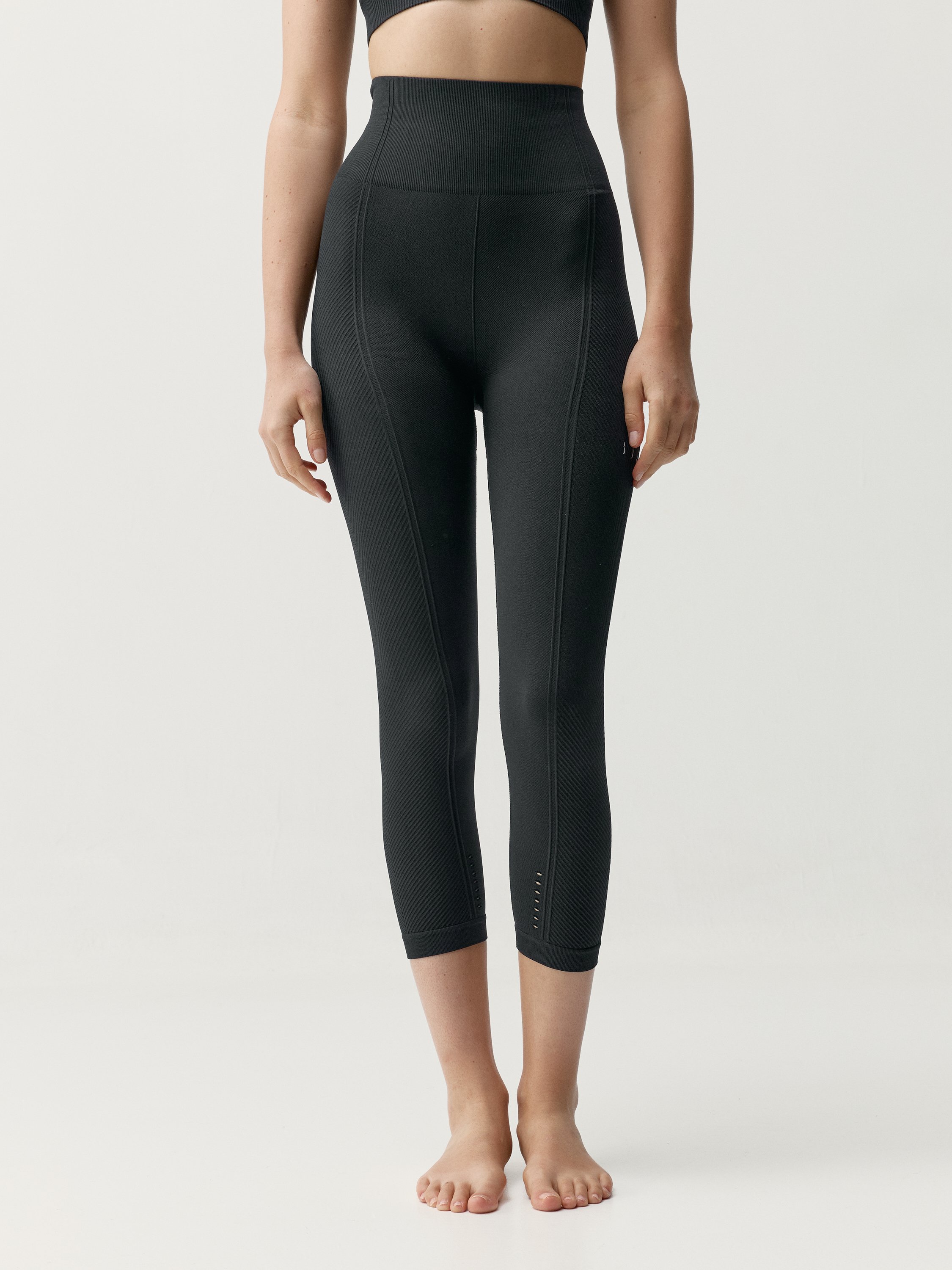 Seamless Capri Sports Legging BORN LIVING YOGA Black
