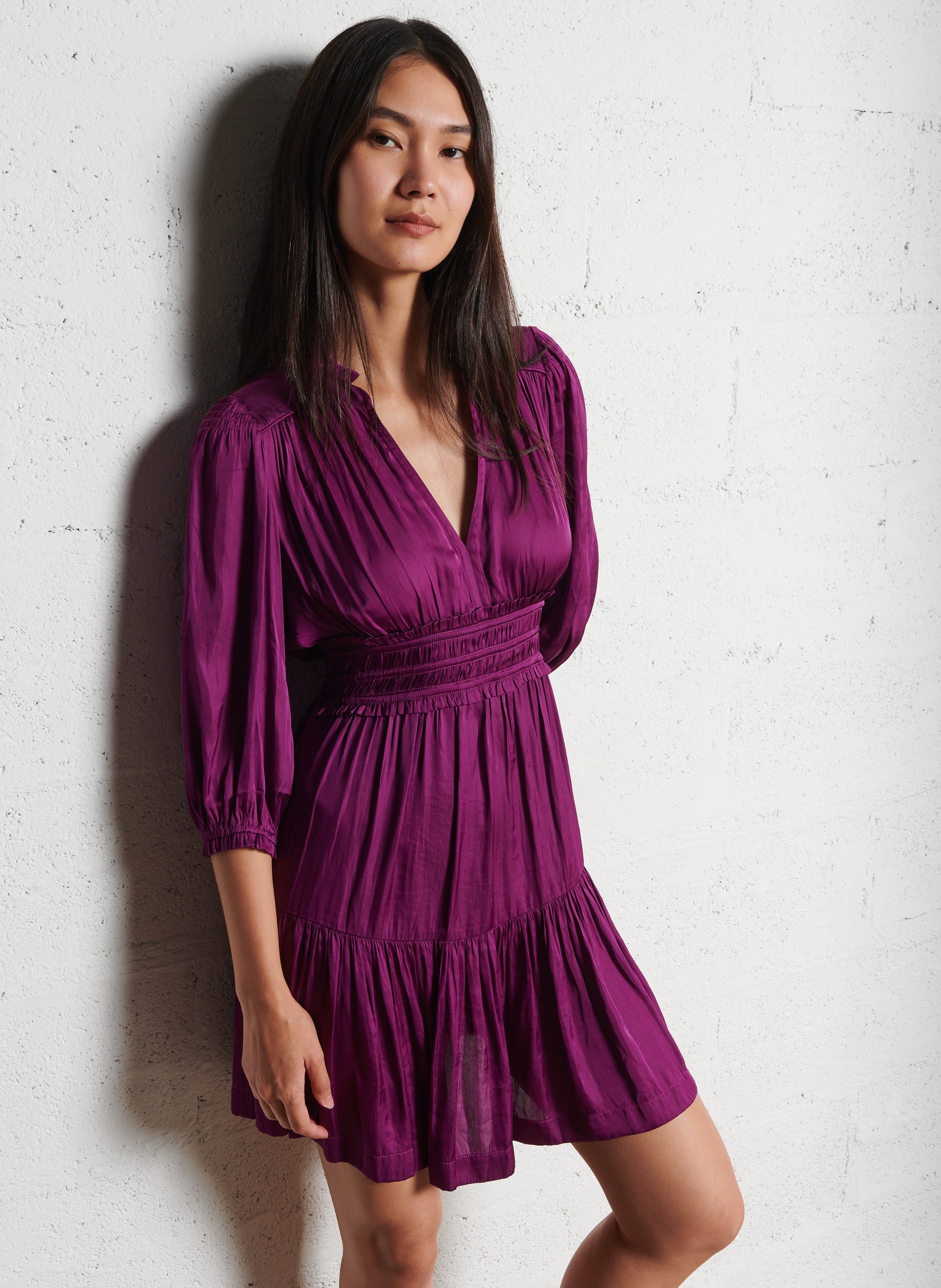 Robe courte col V satinee Violet