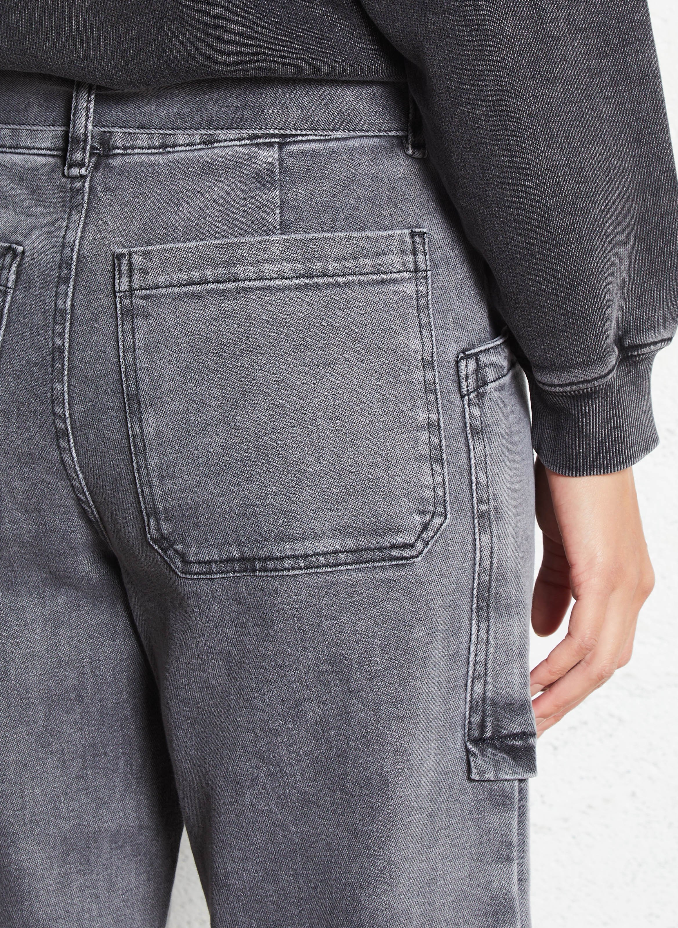 - Straight-leg jeans
- 5 pockets
- Straight cut
- Faded effect IKKS Grey