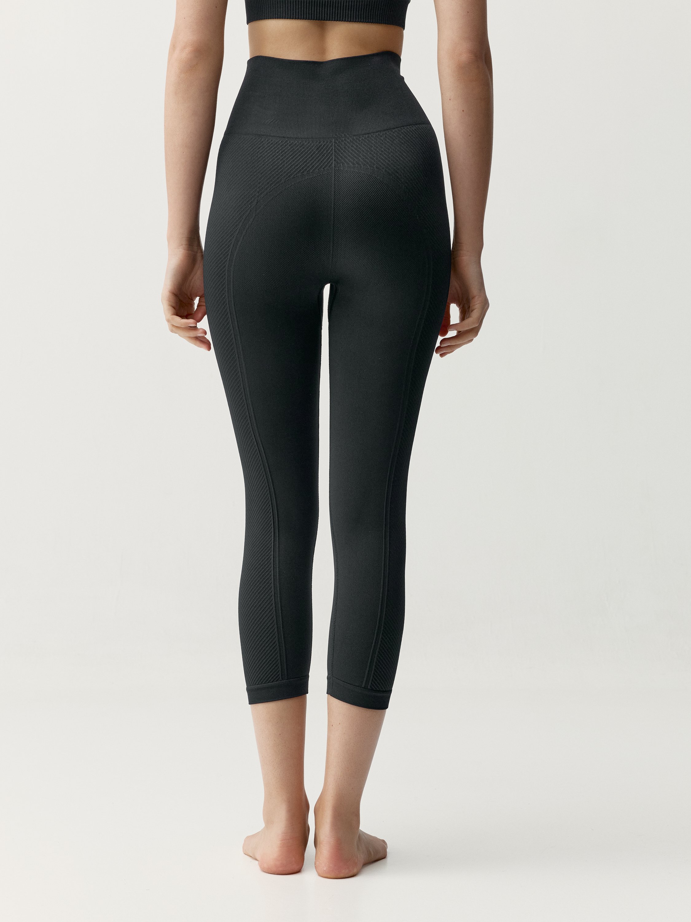 Seamless Capri Sports Legging BORN LIVING YOGA Black