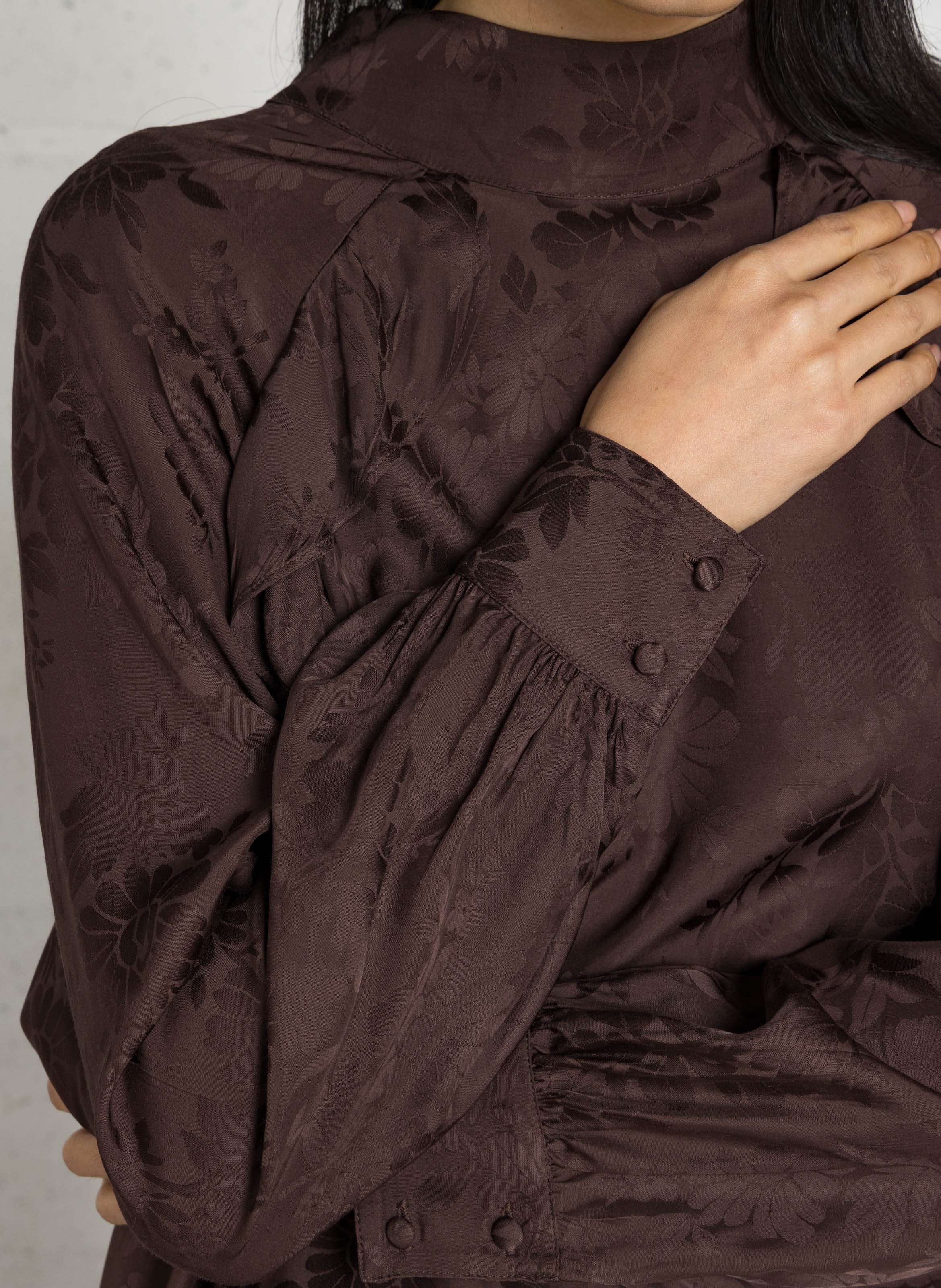 Bluse mit geschlossenem Kragen aus Satinjacquard PETITE MENDIGOTE Braun