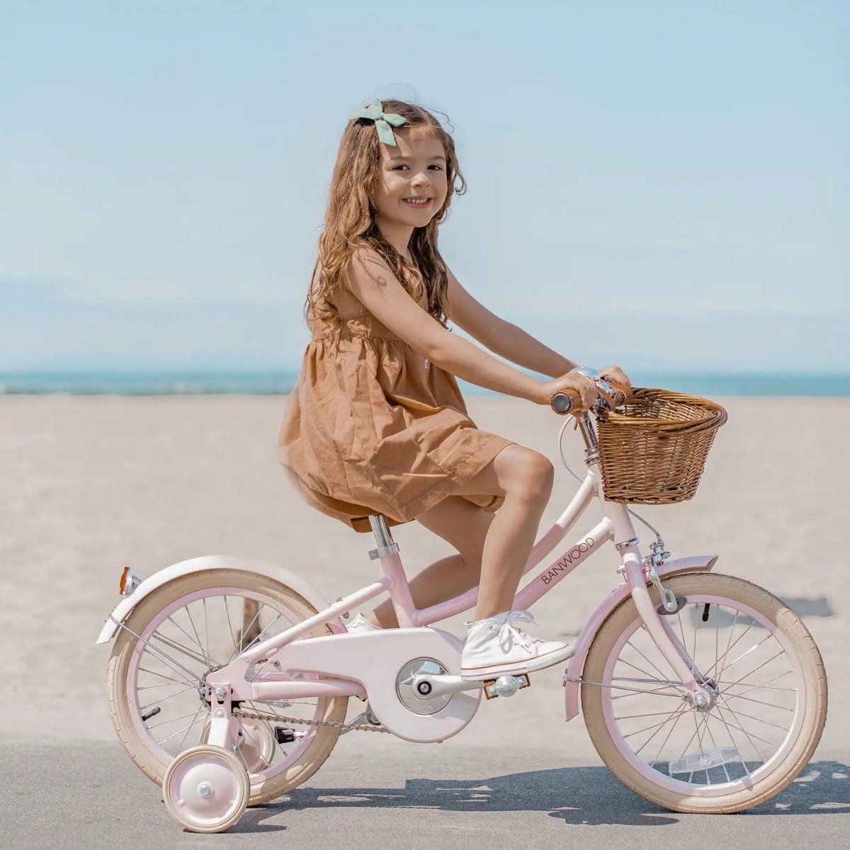 Classic cream steel bicycle pedals for 4-7 year olds exercise. Banwood Pink