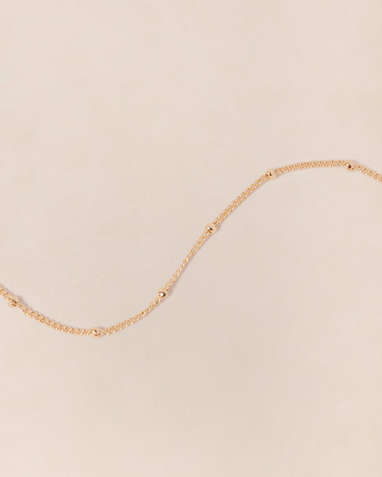 The necklace with gold plated 24-carat ball chain. EMOI EMOI Golden