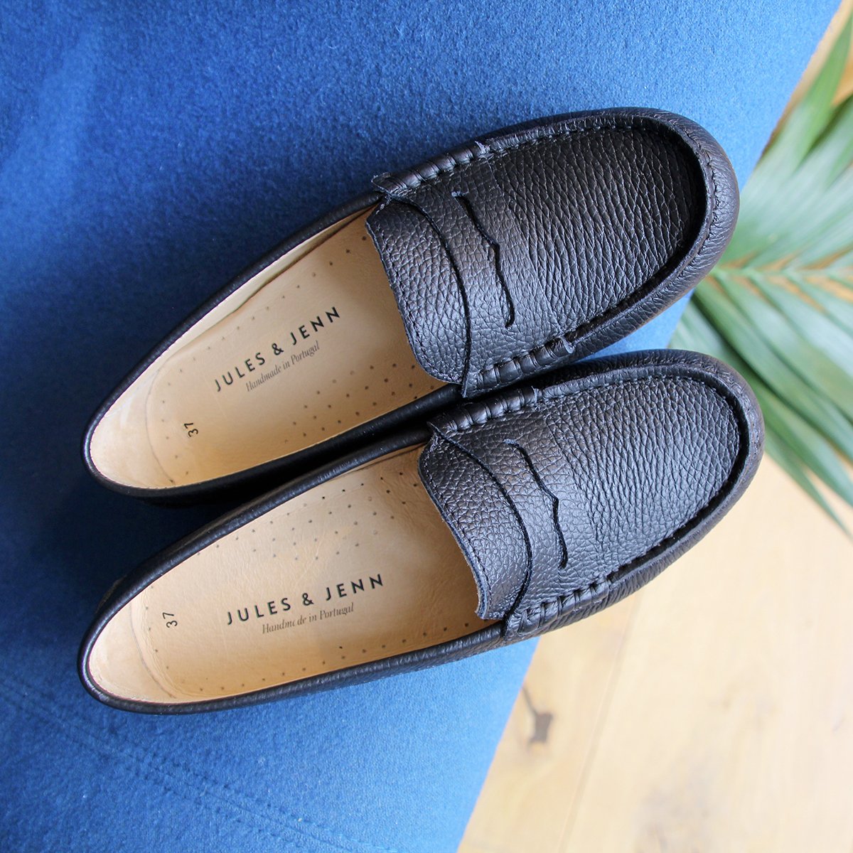 Grained leather loafers Black