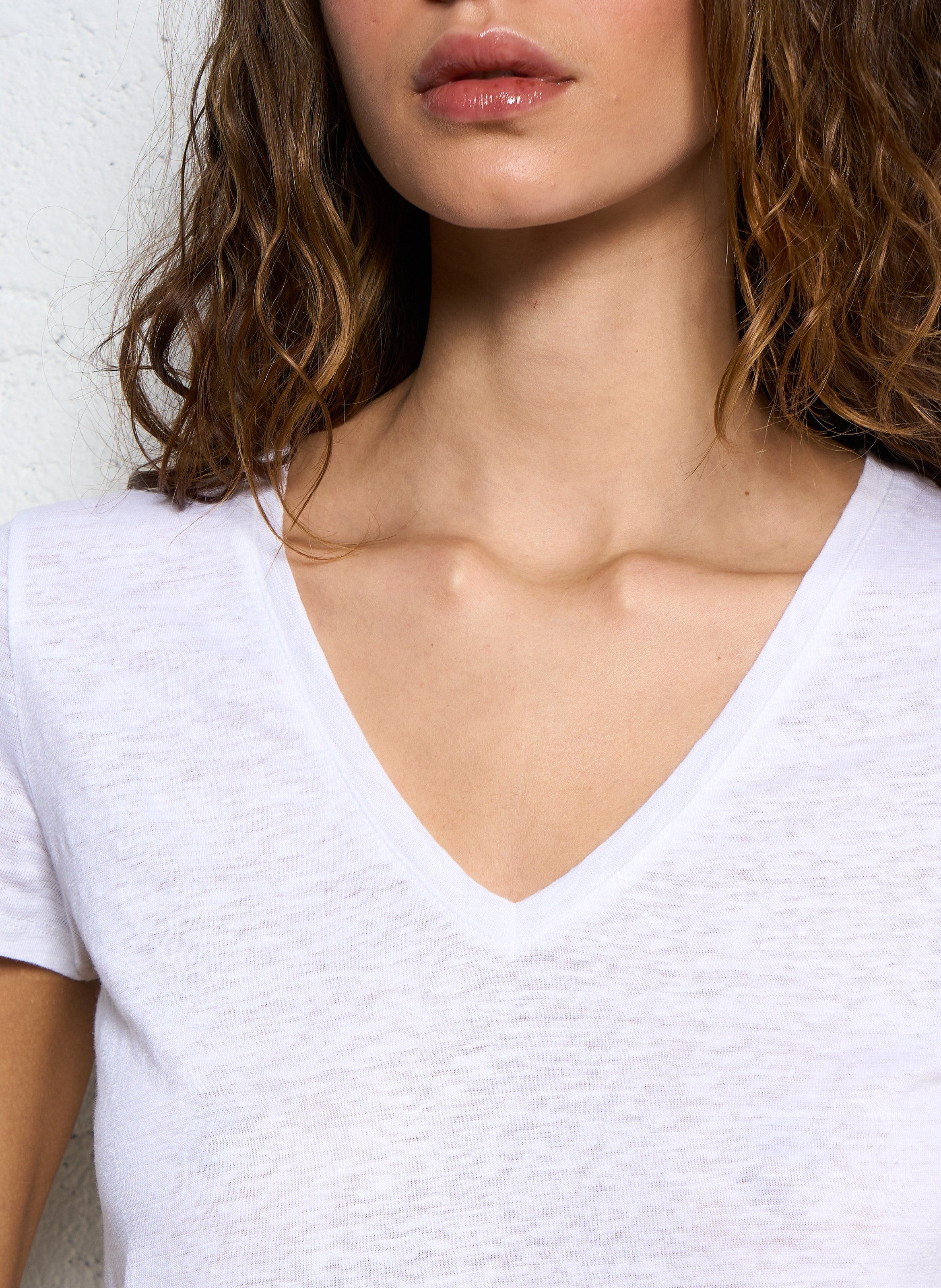 Form-fitting stretch linen V-neck T-shirt MAJESTIC FILATURES White