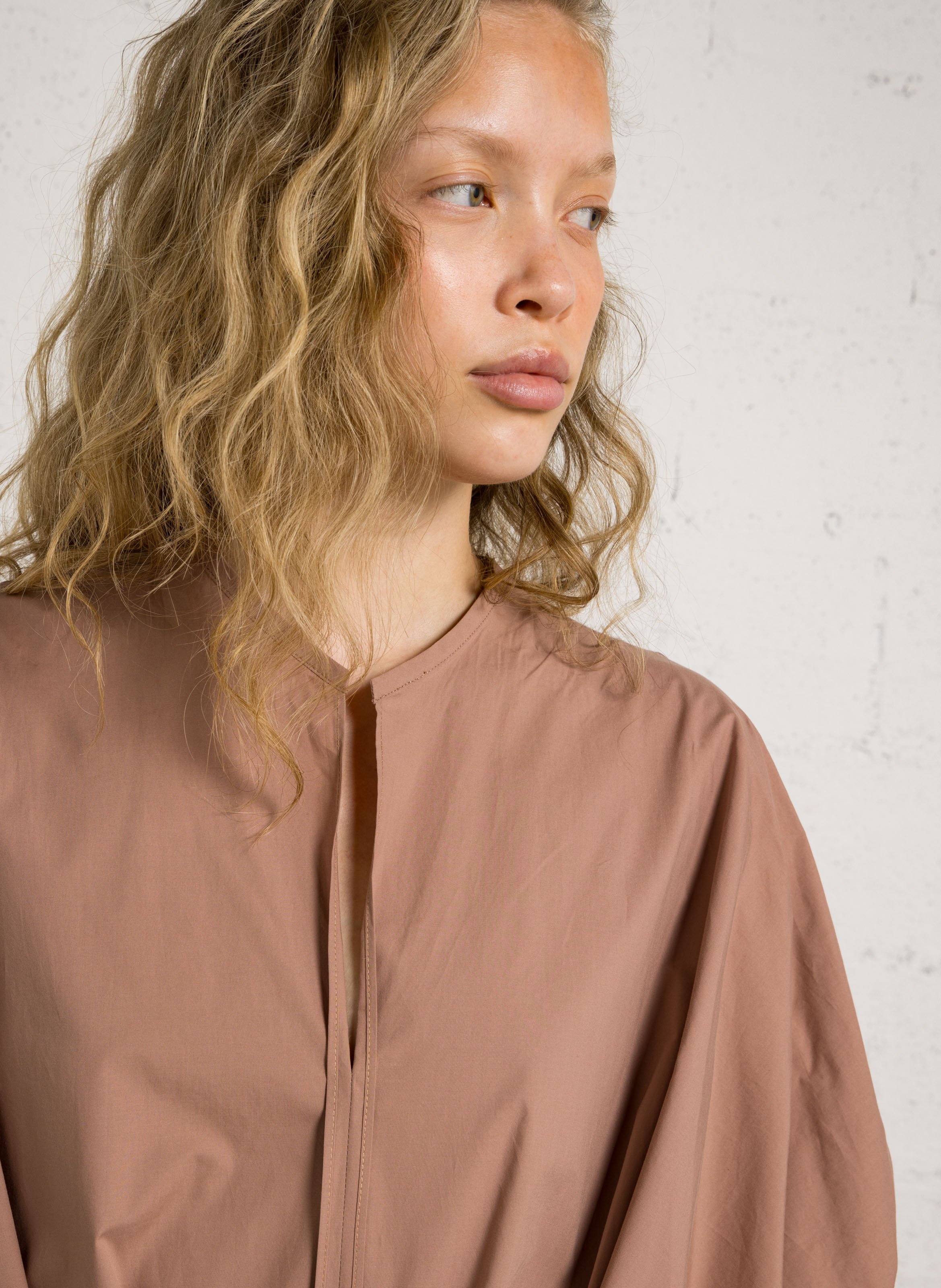 Lange jurk met V-hals van biologisch katoen SOEUR Roze