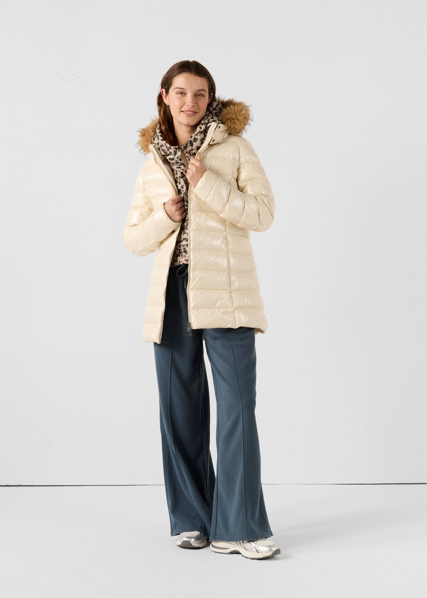 Mid-length down jacket for extreme cold in lacquered pearl JOTT White