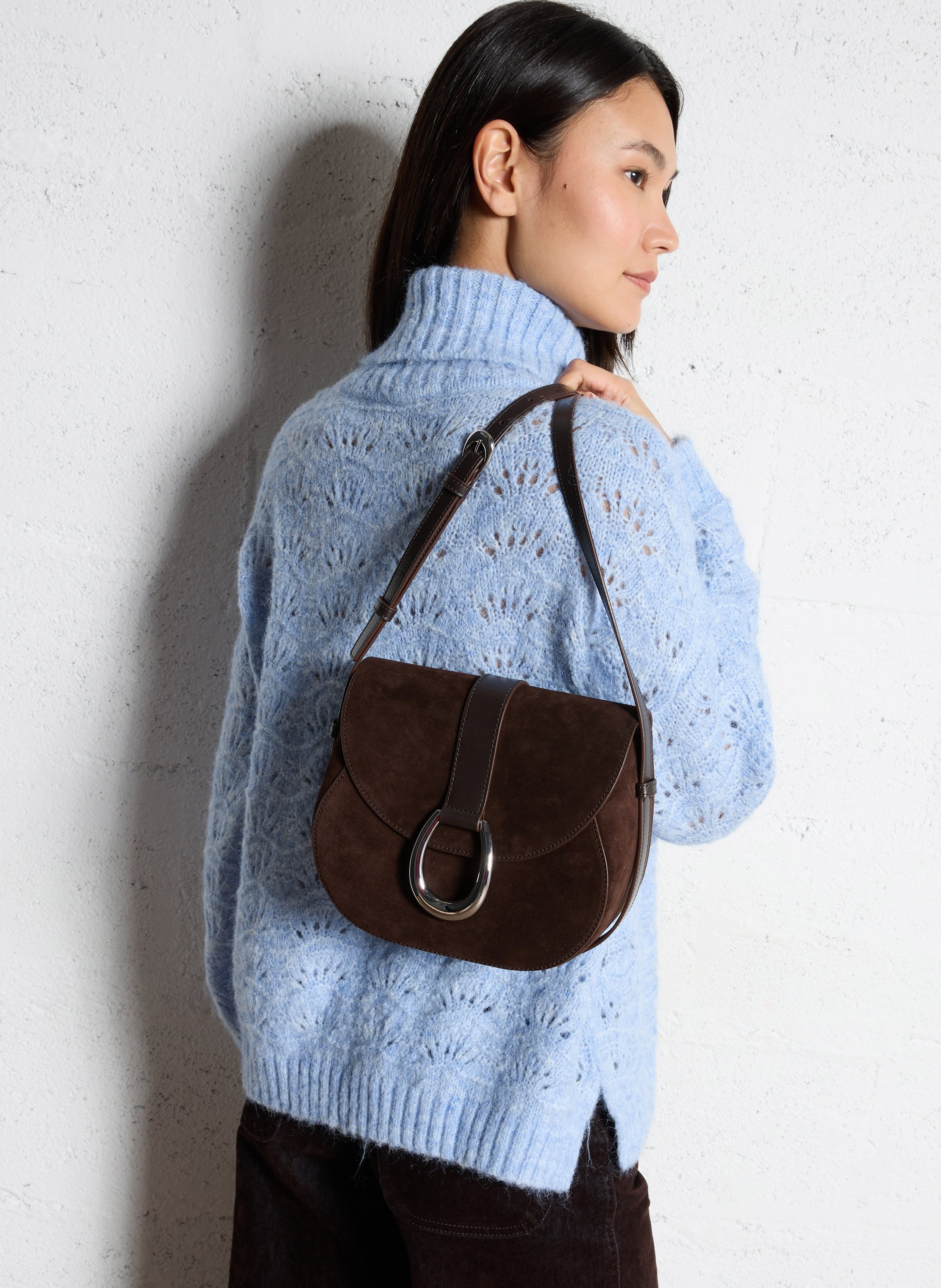 Sac bandoulière à rabat en daim STAUD Marron