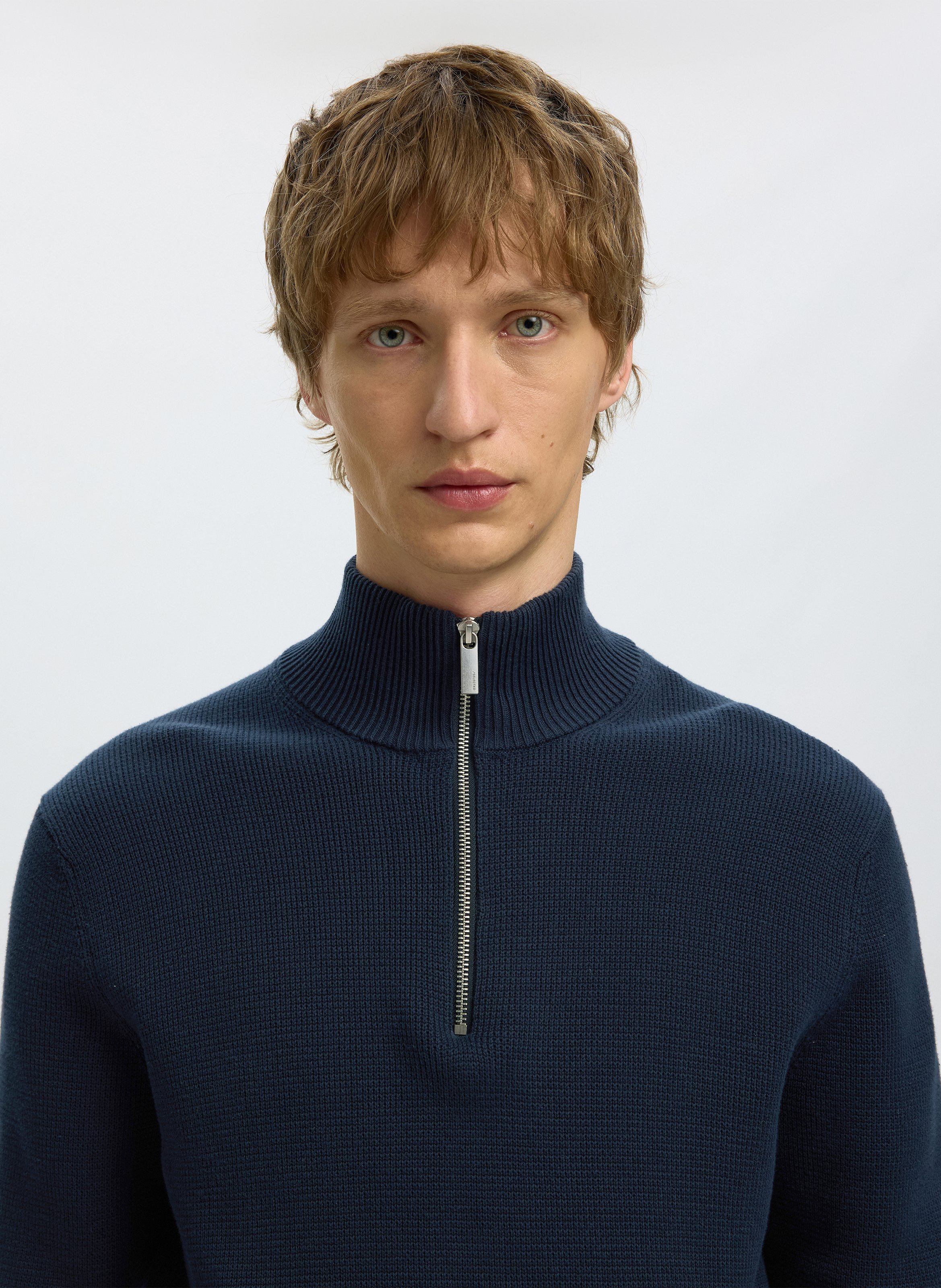 Rechte trui met opstaande kraag van biologisch katoen. SELECTED Blauw