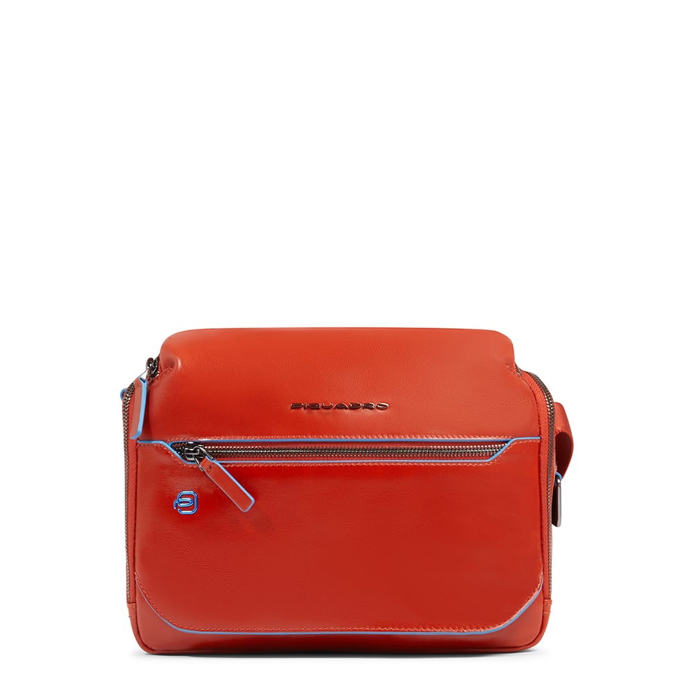 Customizable crossbody bag for iPad® mini with pockets for mouse and airpods and RFID protection. PIQUADRO