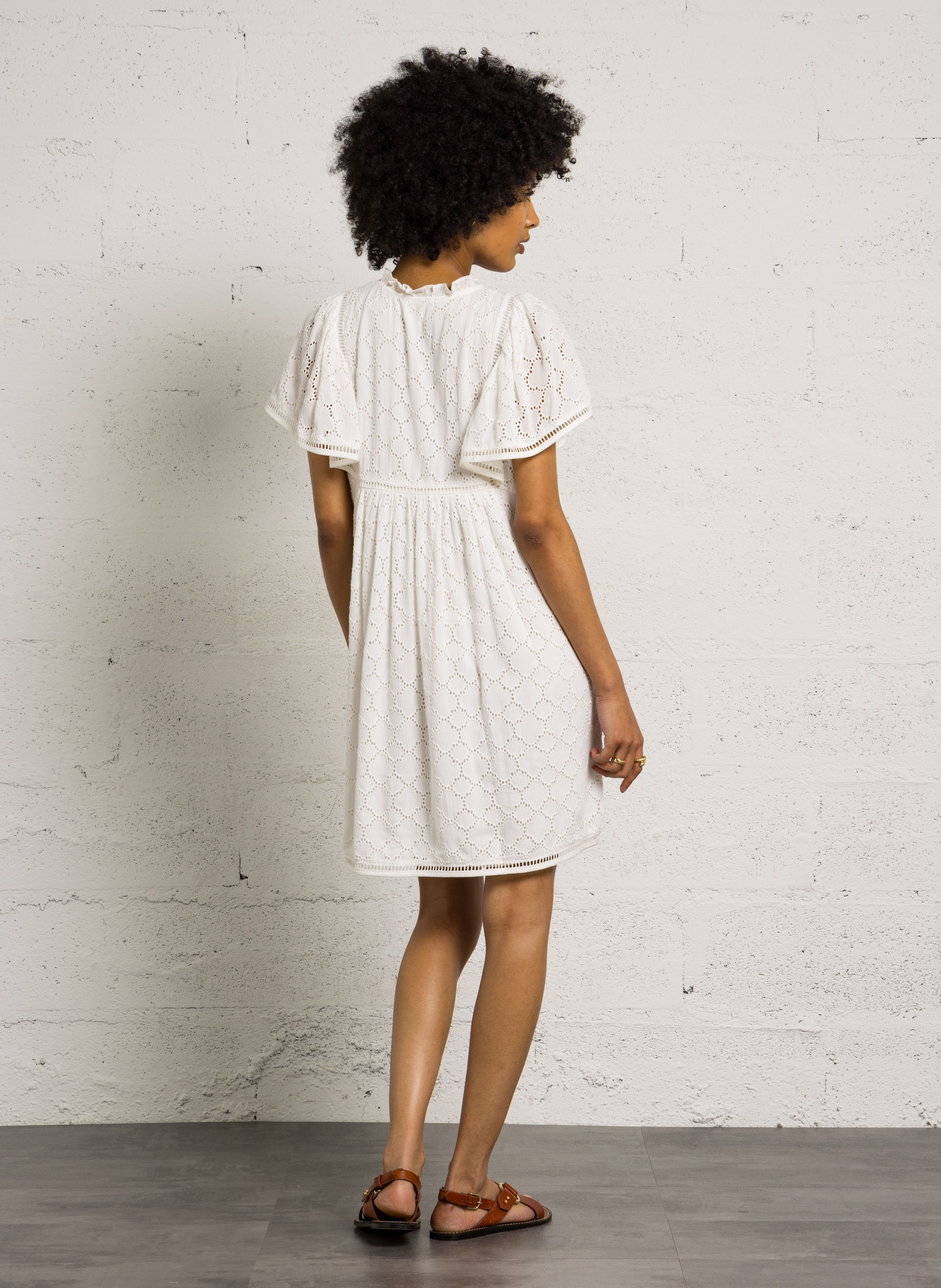Jurk met Tunesische kraag en borduurwerk MAISON 123 Wit