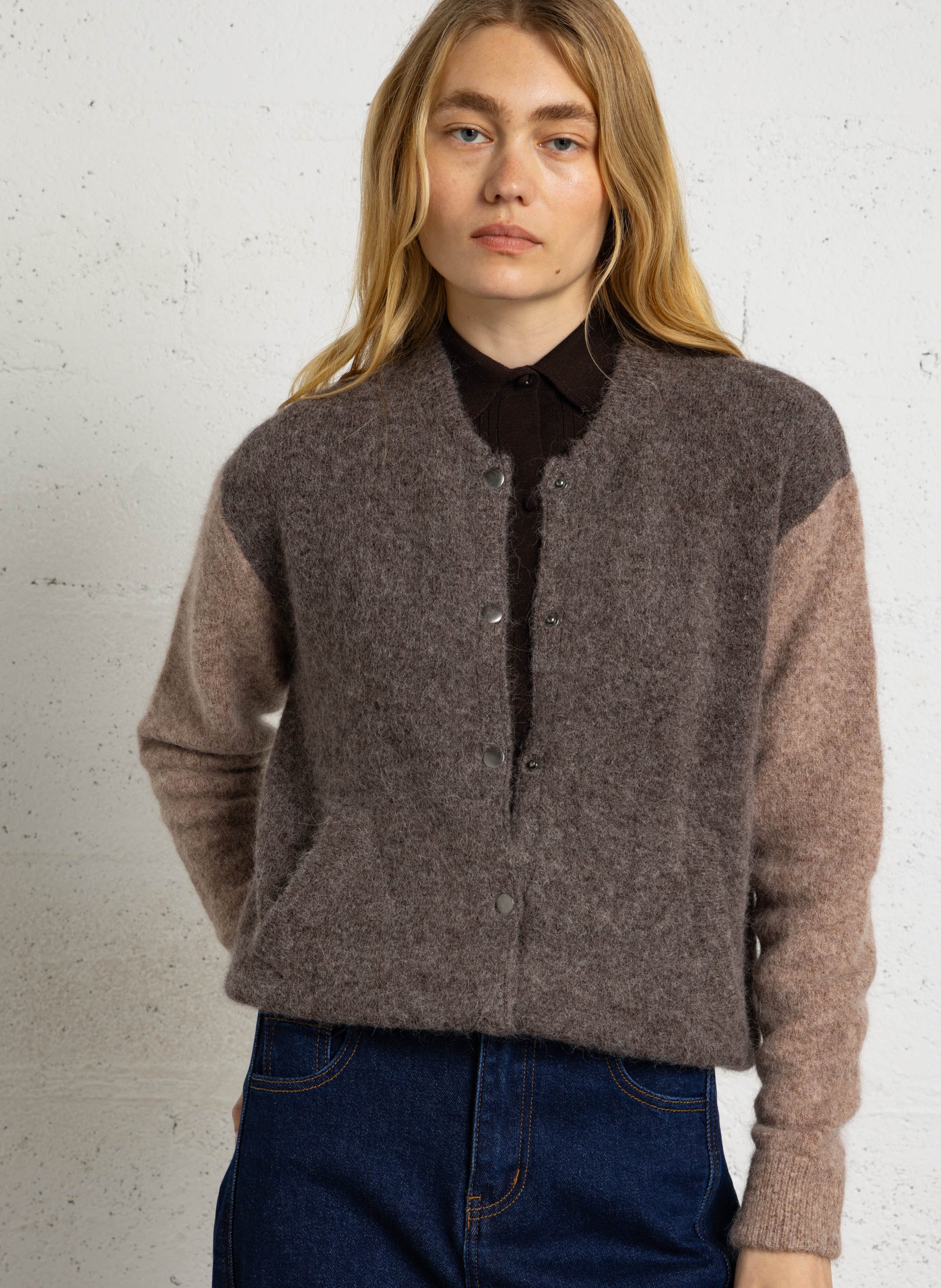 Gerade geschnittene Wollmix-Strickjacke mit Rundhalskragen MAJESTIC FILATURES Mehrfarbig