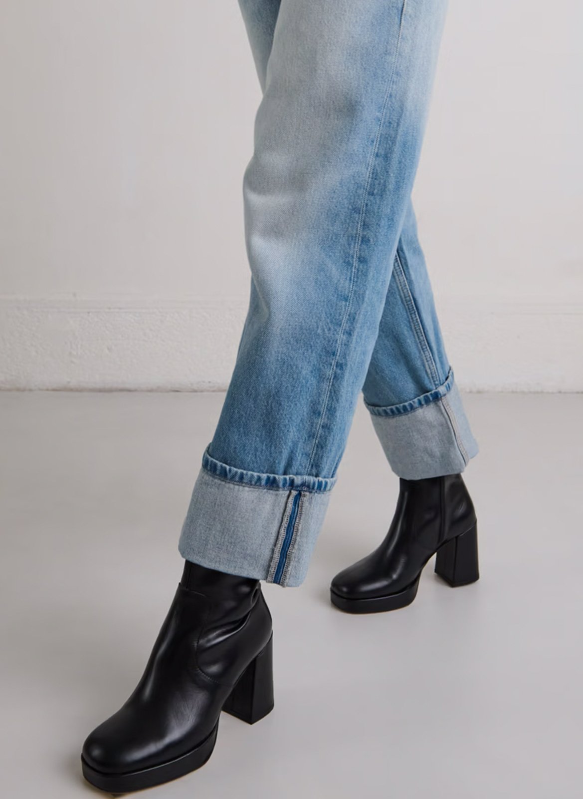 - 100% leather, - Round toes, - Inner zip fastening, - Heel height: 9 cm. JONAK Black