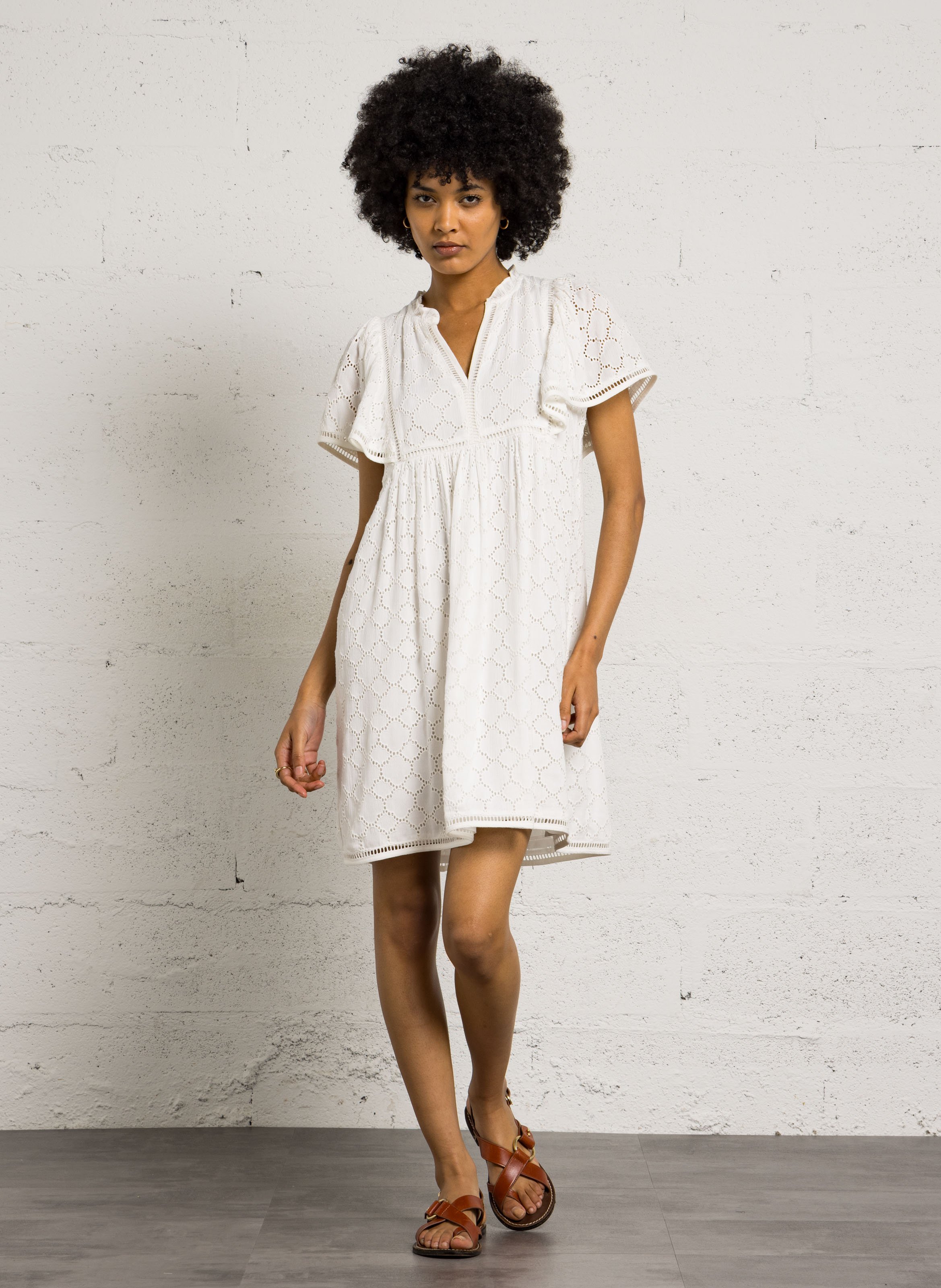 Jurk met Tunesische kraag en borduurwerk MAISON 123 Wit