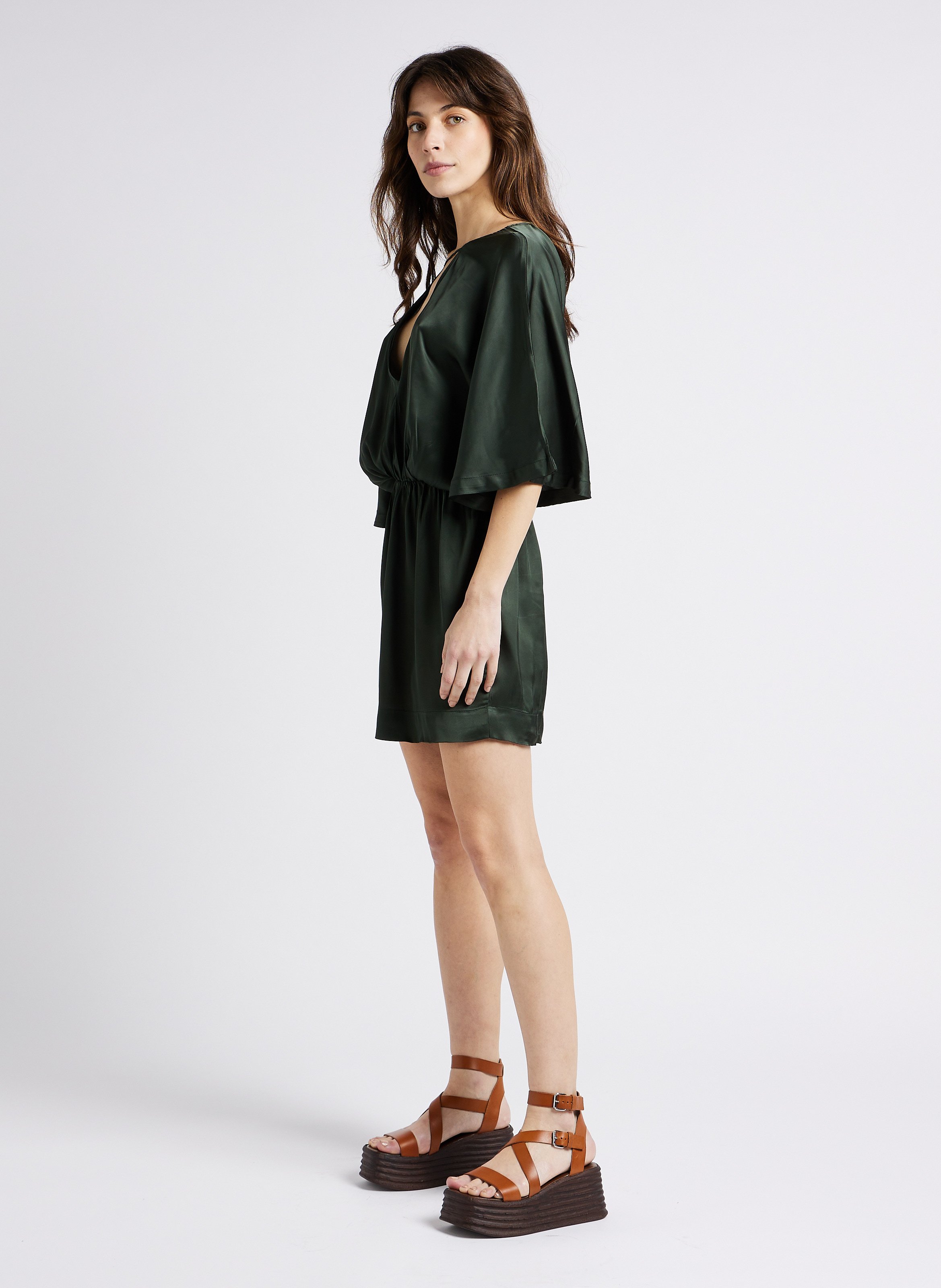 Korte, satijnachtige jurk met open rug KARMA KOMA Groen