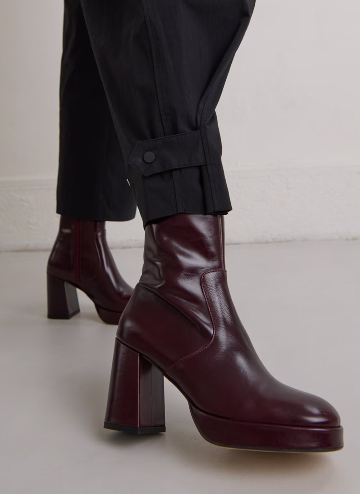 - 100% Leder, - abgerundet, - Reißverschluss innen, - Absatzhöhe: 9 cm. JONAK Rot