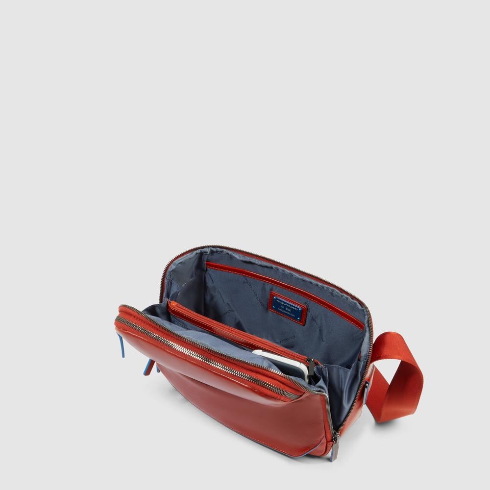 Customizable crossbody bag for iPad® mini with pockets for mouse and airpods and RFID protection. PIQUADRO Brown