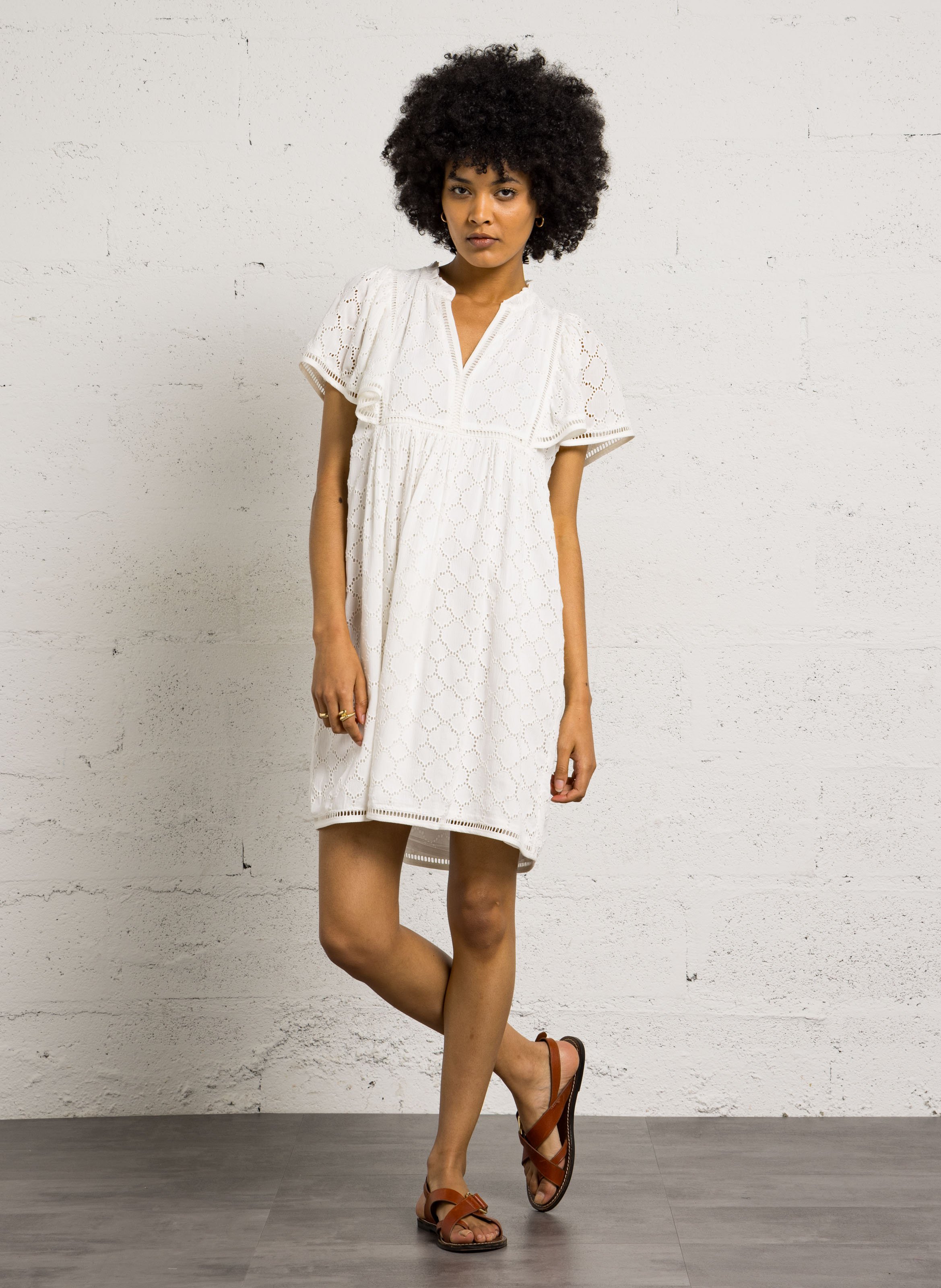 Jurk met Tunesische kraag en borduurwerk MAISON 123 Wit