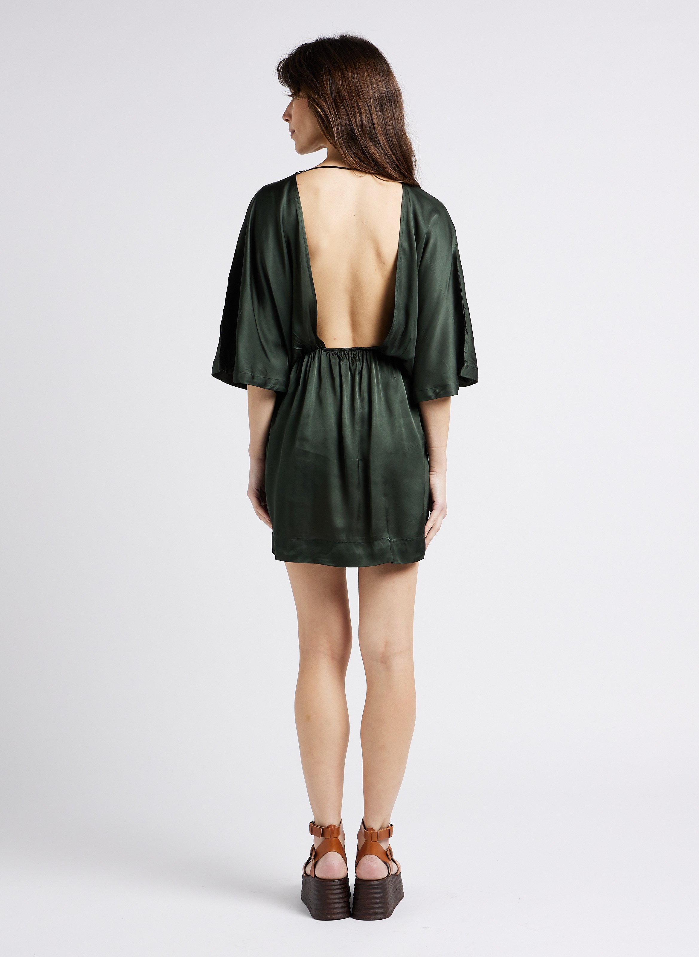 Korte, satijnachtige jurk met open rug KARMA KOMA Groen
