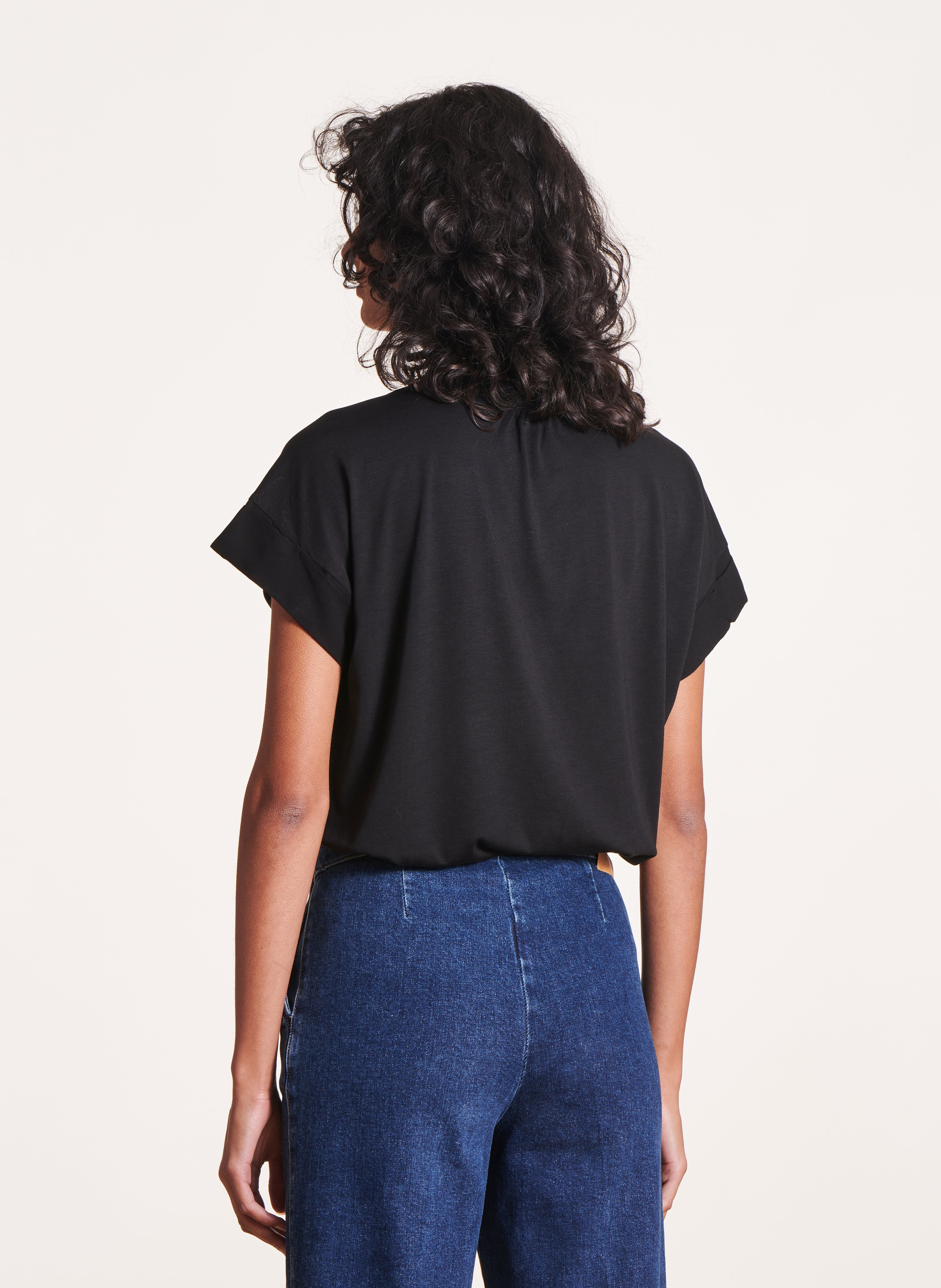 Oversized T-Shirt mit V-Ausschnitt und zweifarbigen Materialien LA FEE MARABOUTEE Schwarz