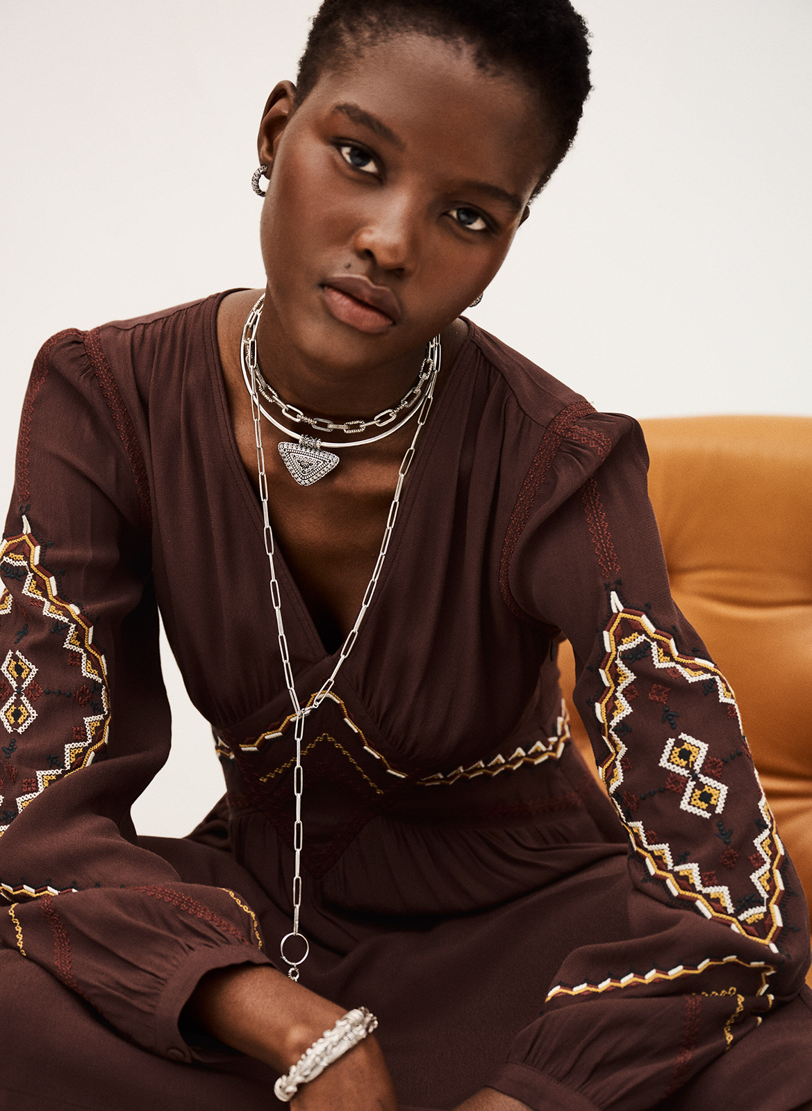 Halflange jurk met V-hals en borduurwerken BA&SH Bruin