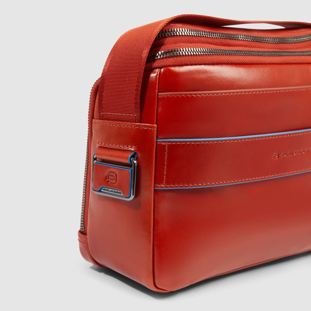 Customizable crossbody bag for iPad® mini with pockets for mouse and airpods and RFID protection. PIQUADRO Brown