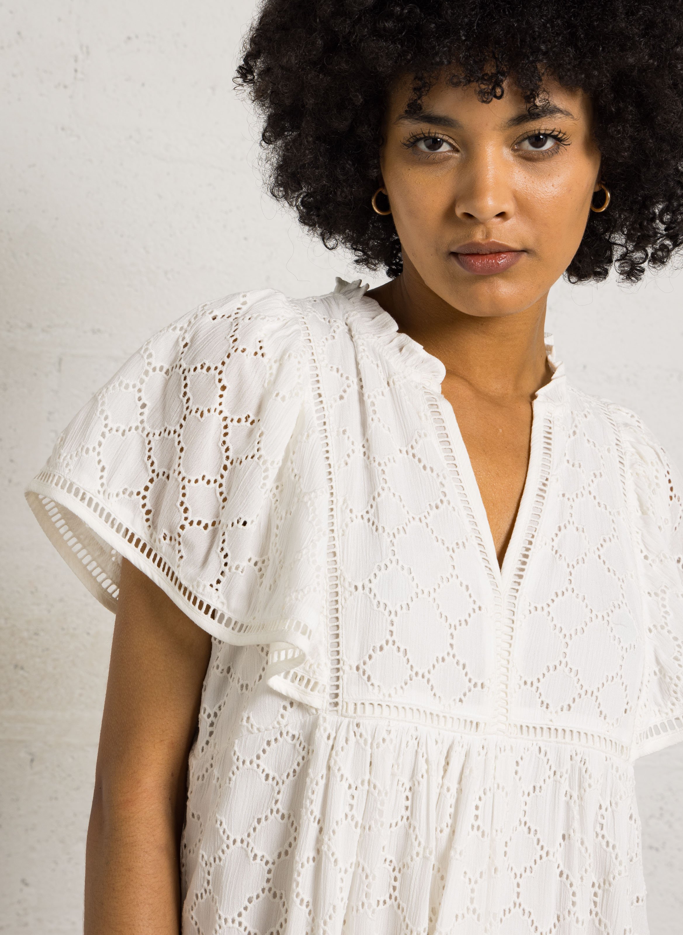 Jurk met Tunesische kraag en borduurwerk MAISON 123 Wit