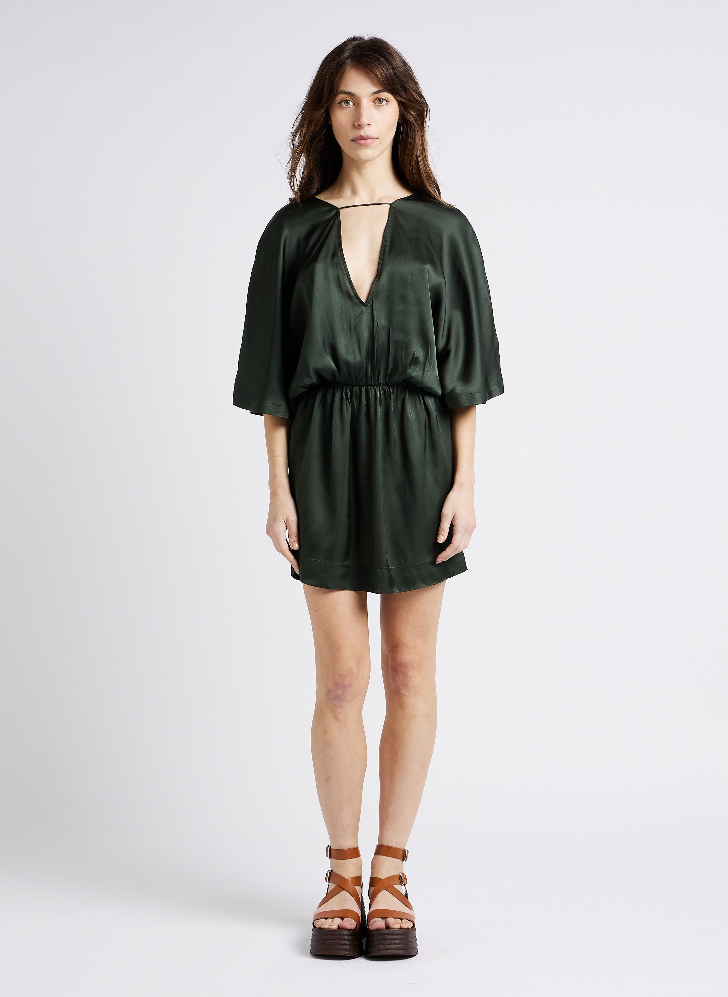 Korte, satijnachtige jurk met open rug KARMA KOMA