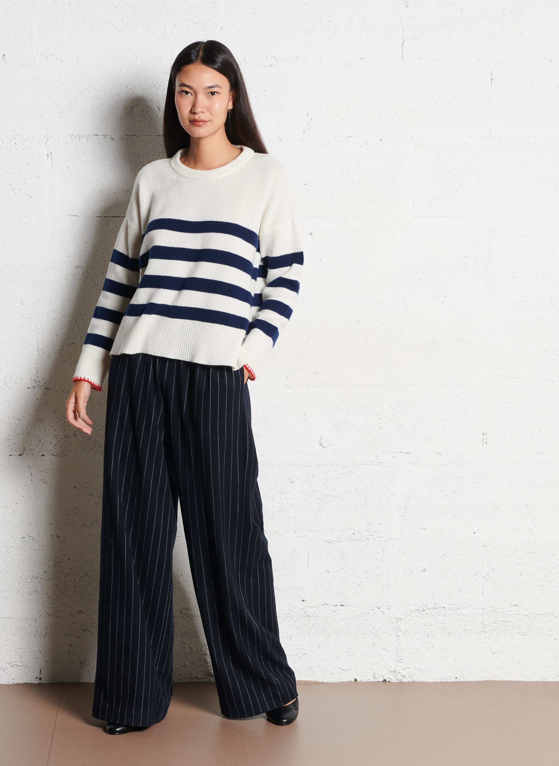 Pull ample col rond rayé en laine et cachemire MAISON ANJE Blanc