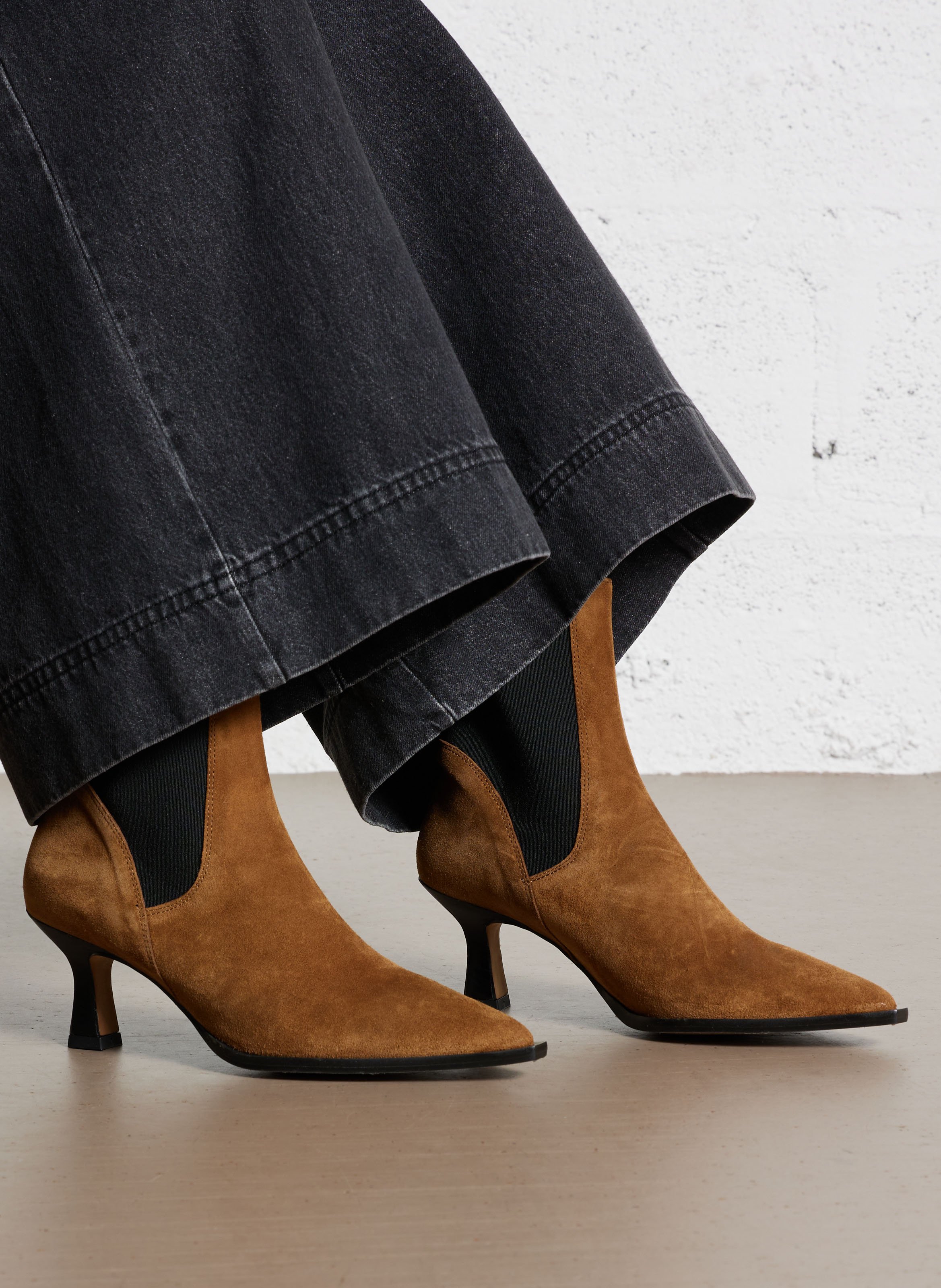 Bottines Chelsea à talons en cuir velours ANGEL ALARCON Marron