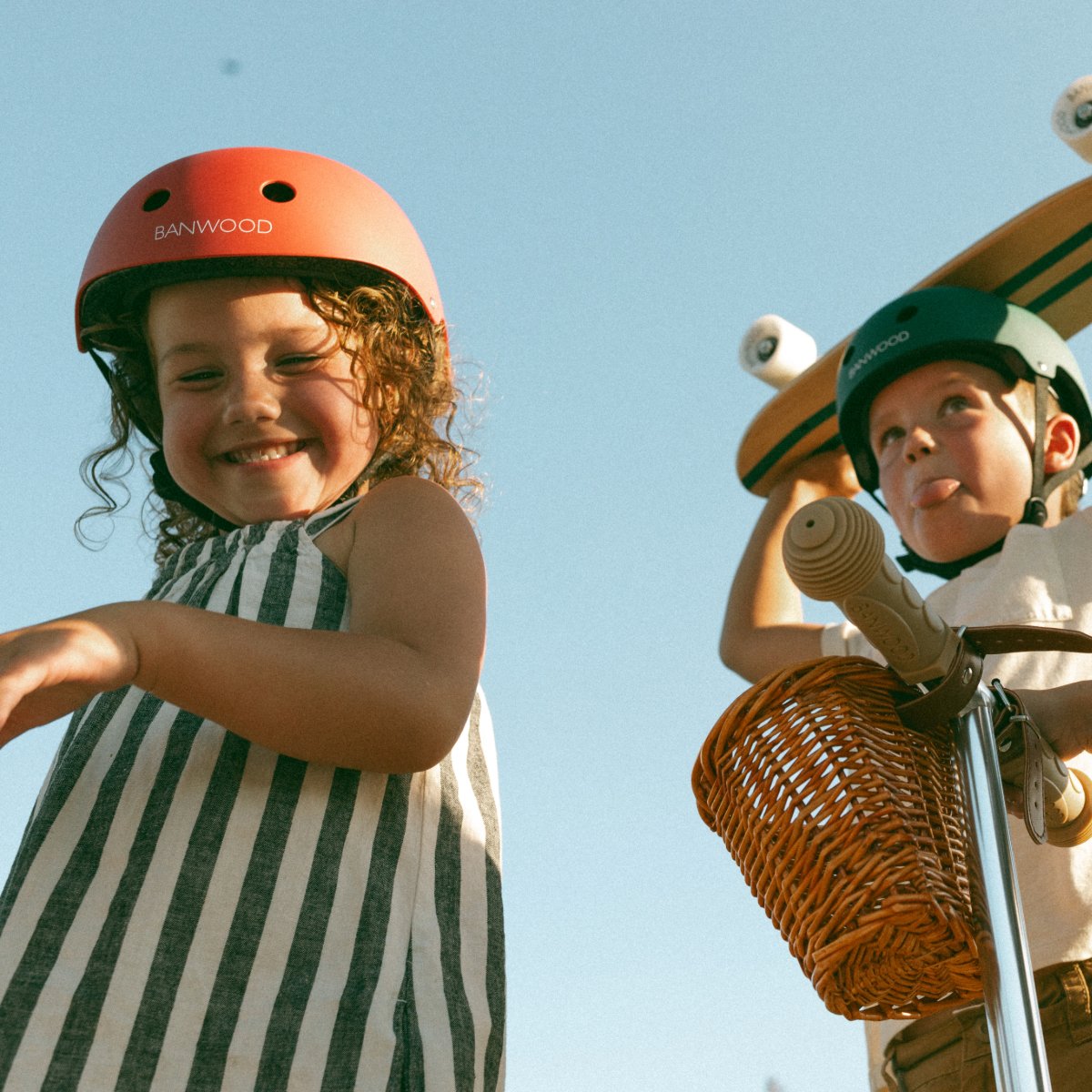 banwood red bike helmet fit adjustment system and adjustable chin strap to ensure the perfect fit for children ages 3 to 7 Kids Bike Helmet Banwood