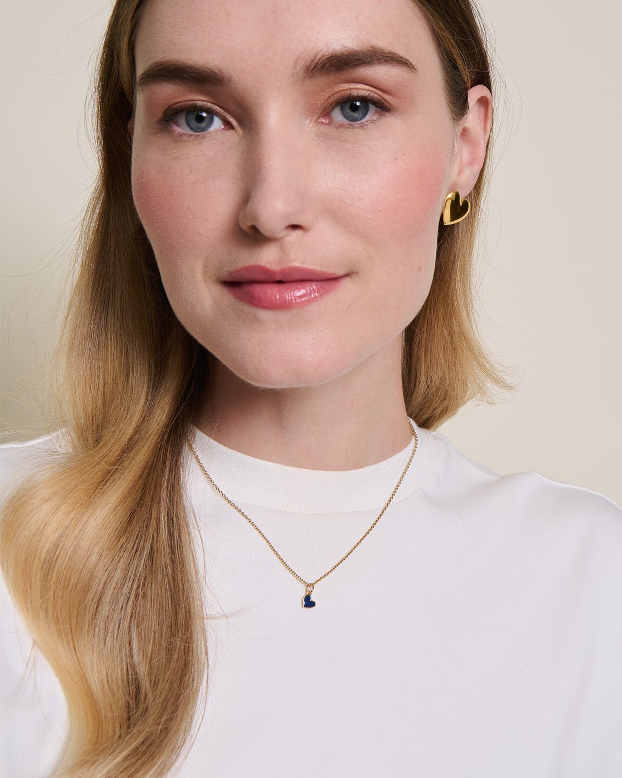 The small heart-shaped pendant in colorful and 24-carat fine gold EMOI EMOI Blue