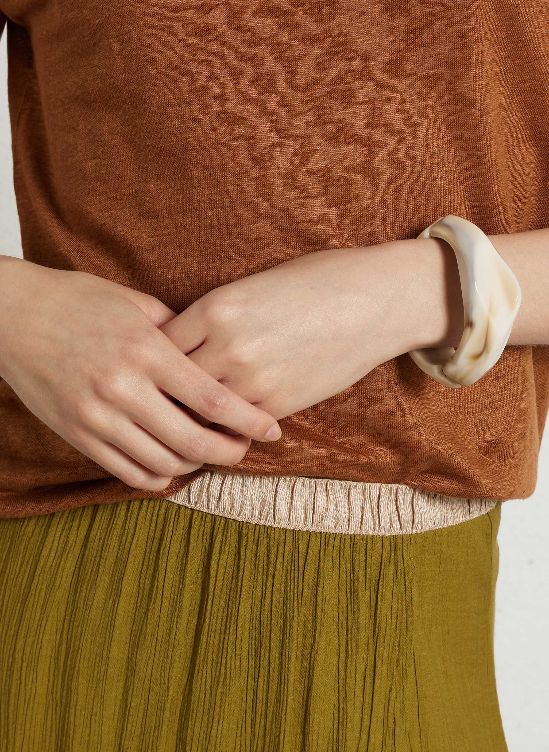 Armband aus Harz AU PRINTEMPS PARIS Beige