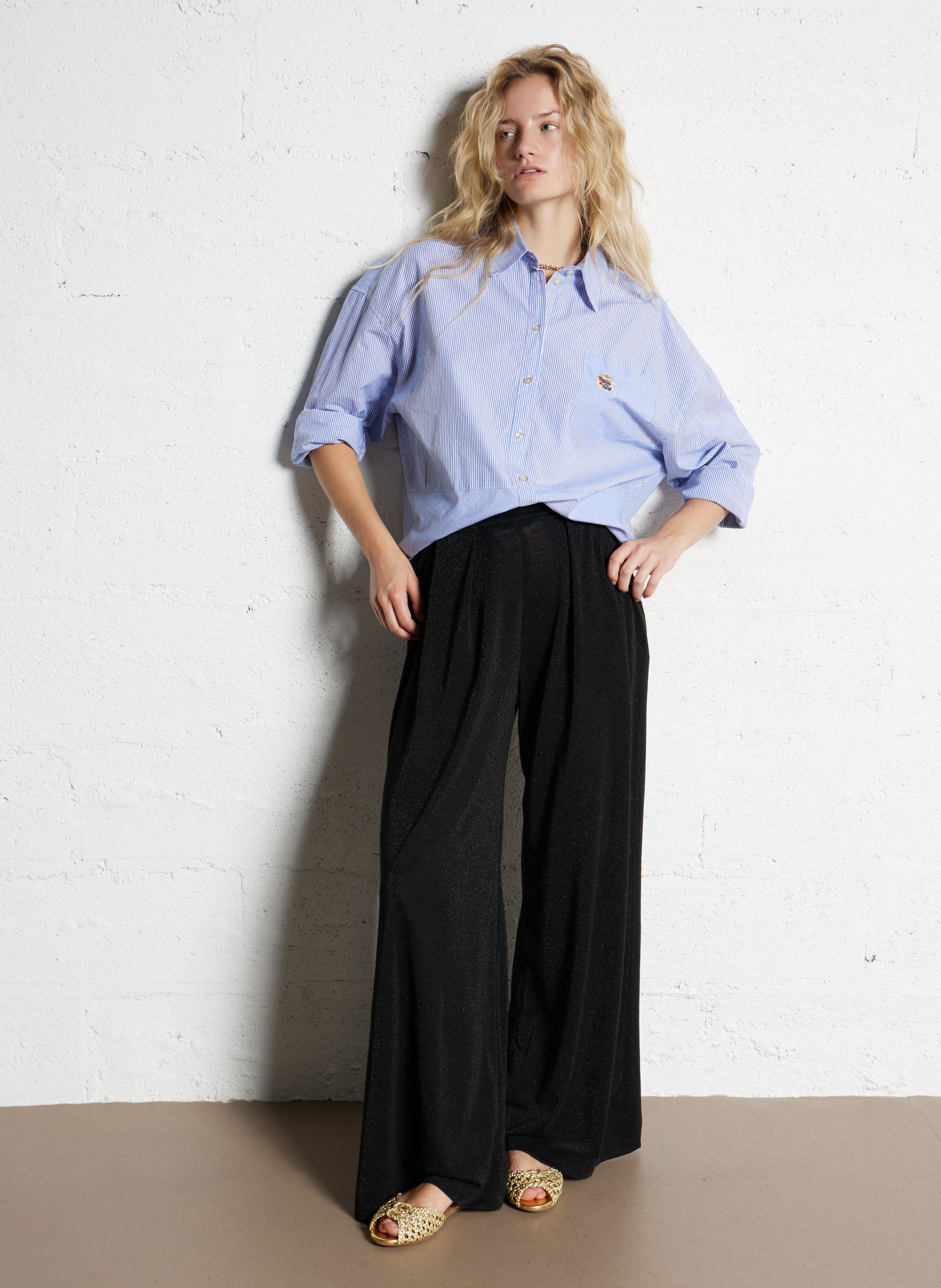 Platte, glanzende, leren sandalen met gevlochten riempjes ANONYMOUS COPENHAGEN Goudkleurig