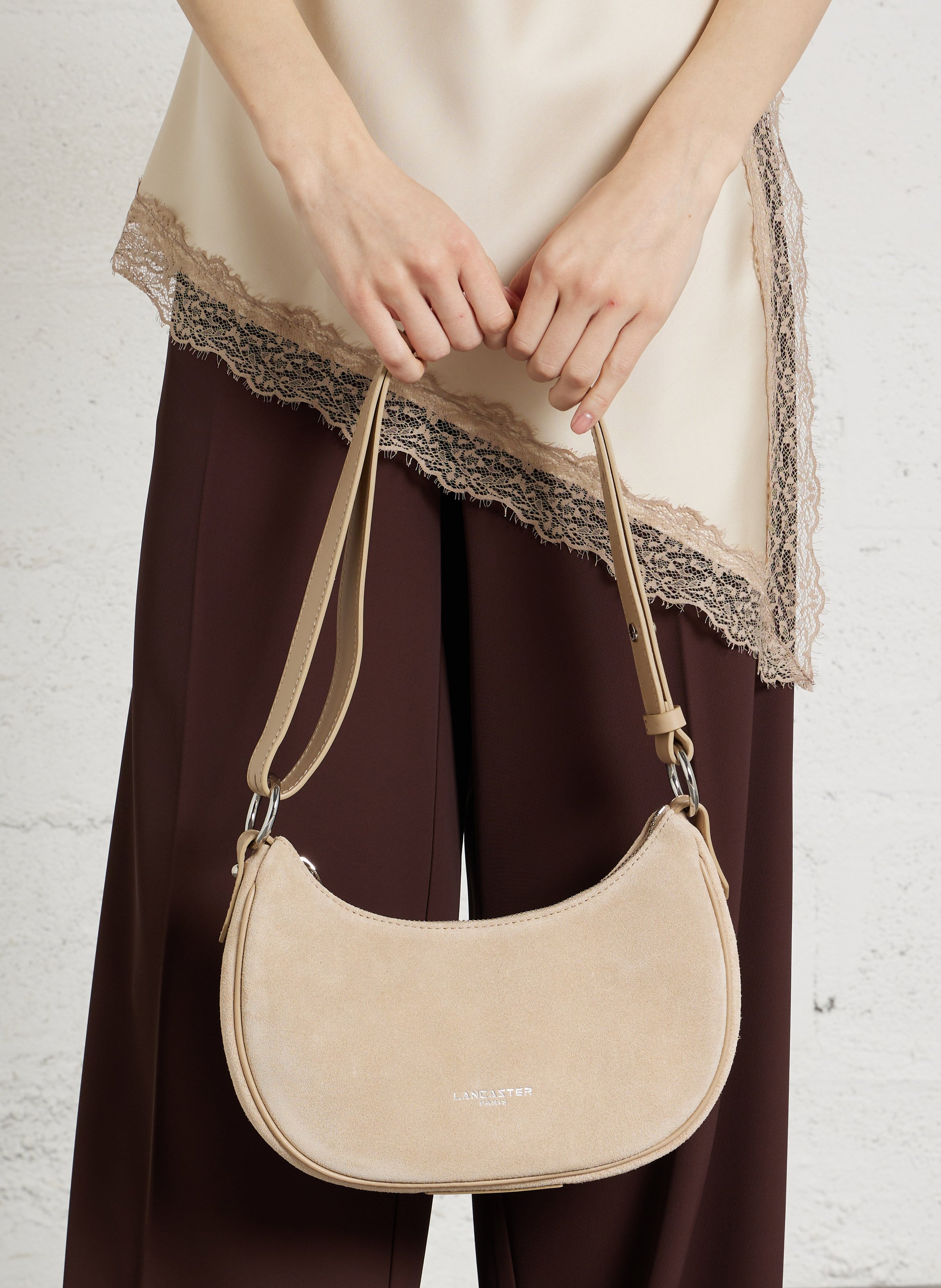 Petit sac besace en cuir velours LANCASTER PARIS Beige